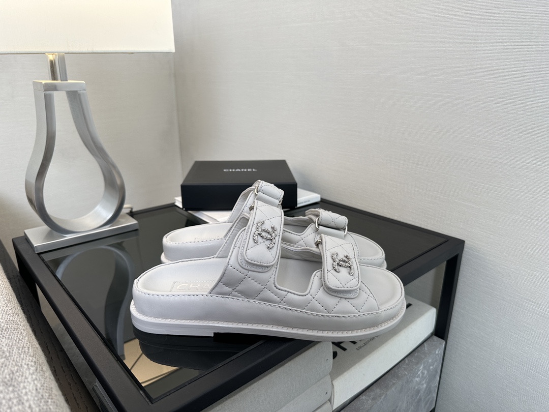 Белые босоножки Chanel