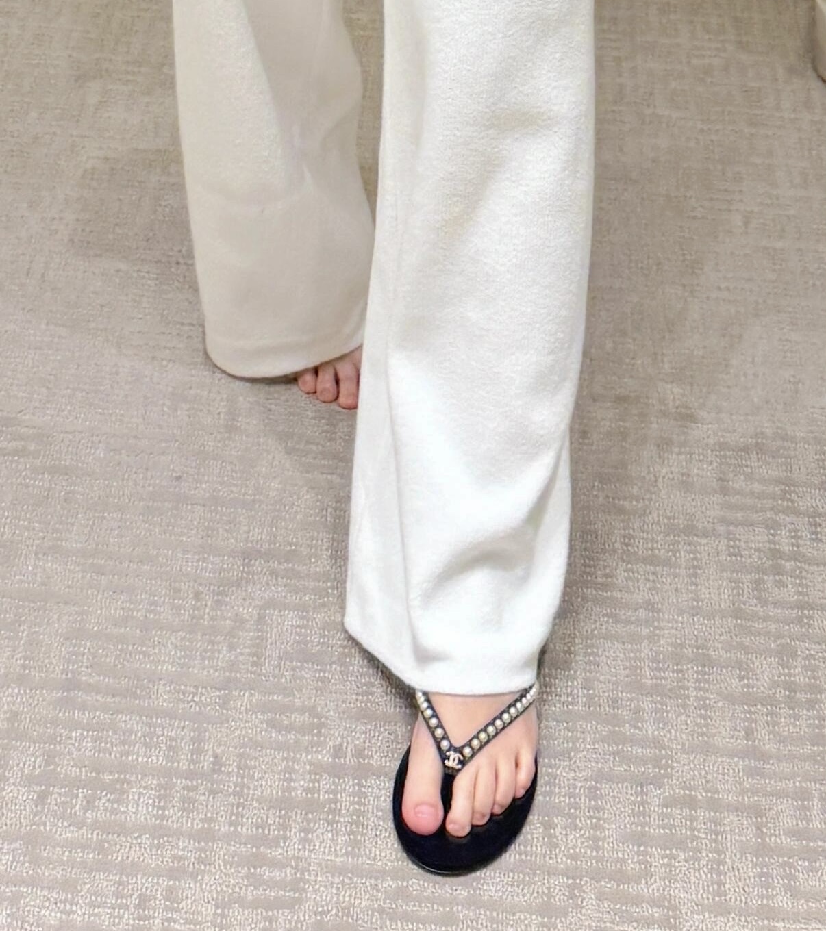 NO:232606,Picture of foot, split toe shoes19860909上脚图,分趾鞋,Women's Shoes