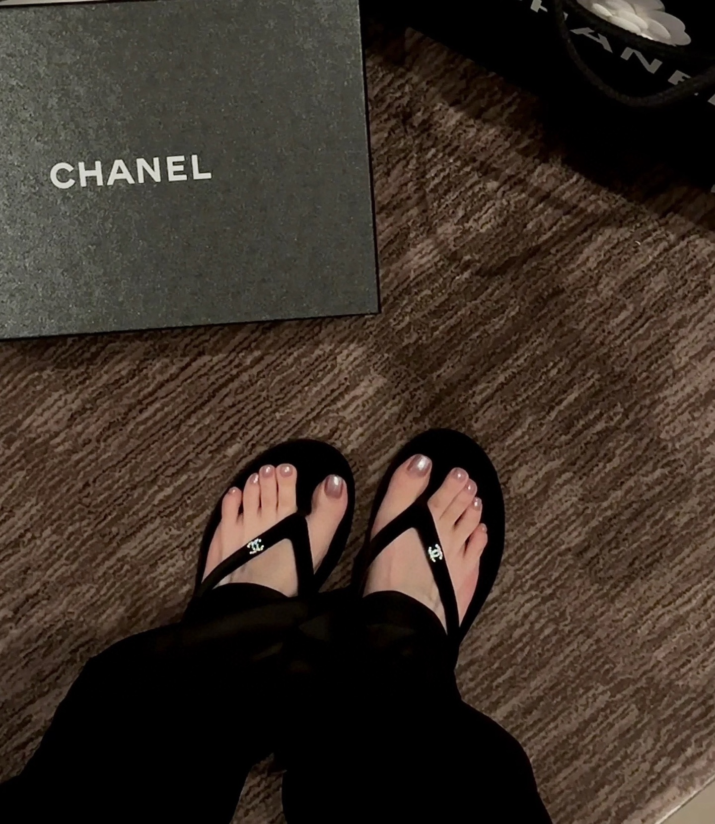Женские черные шлепанцы с декоративной бляшкой Chanel