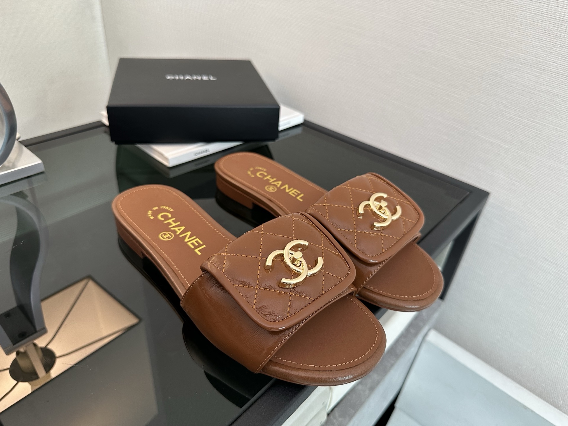Женские сандалии Chanel коричневые с логотипом