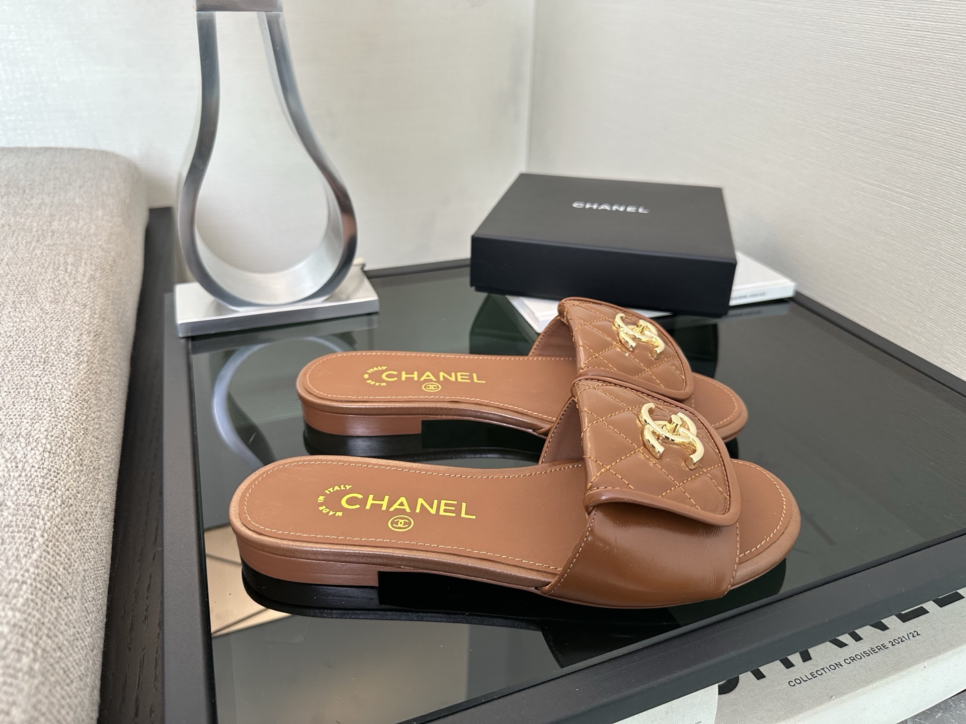 Женские сандалии Chanel коричневые с логотипом