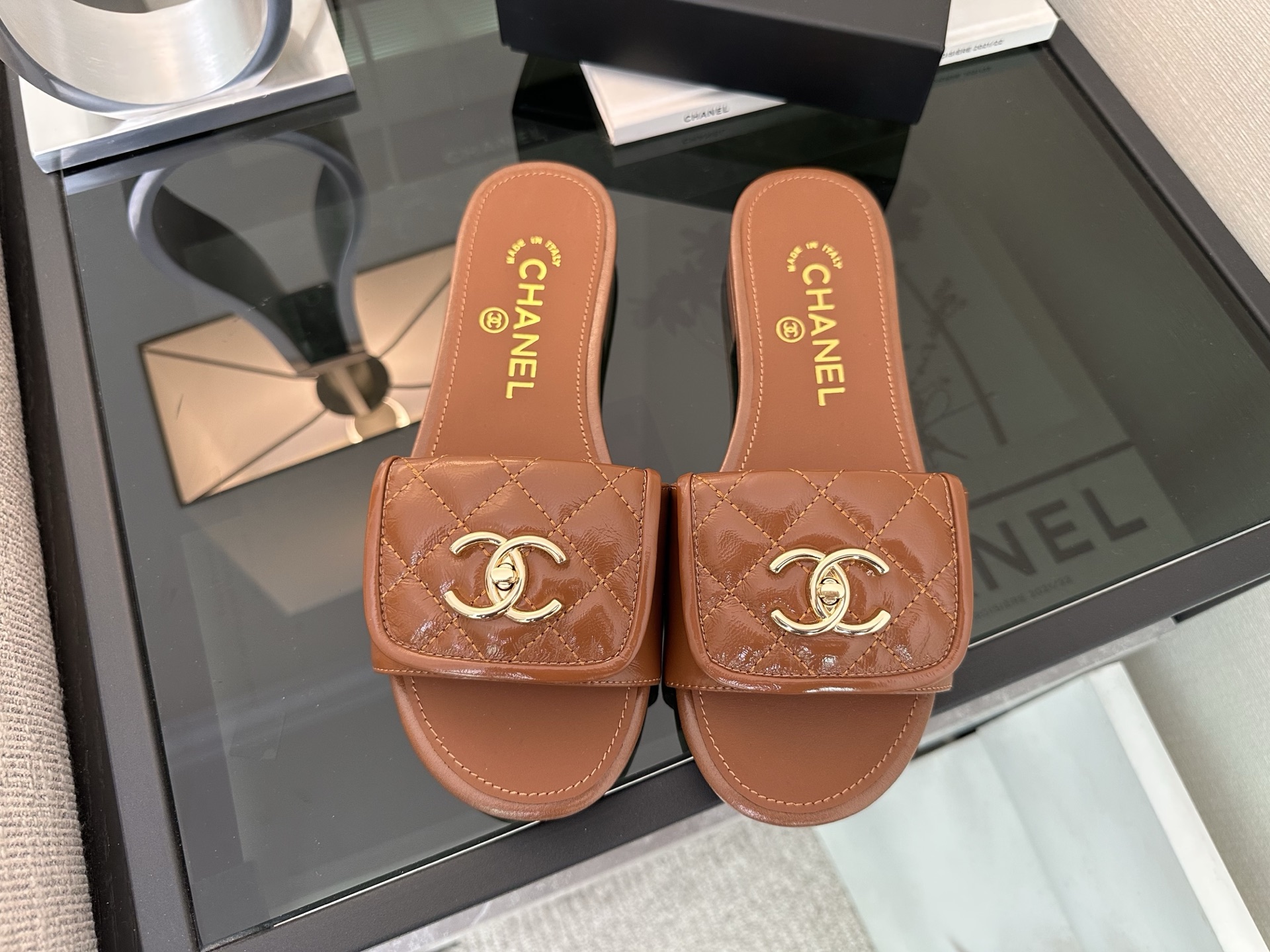 Женские сандалии Chanel коричневые с логотипом