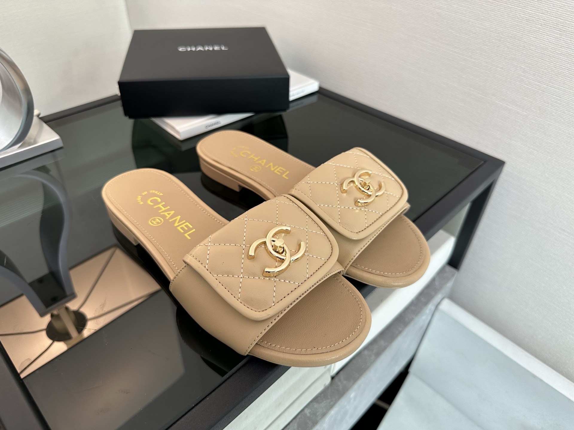 Шлепанцы женские бежевые Chanel