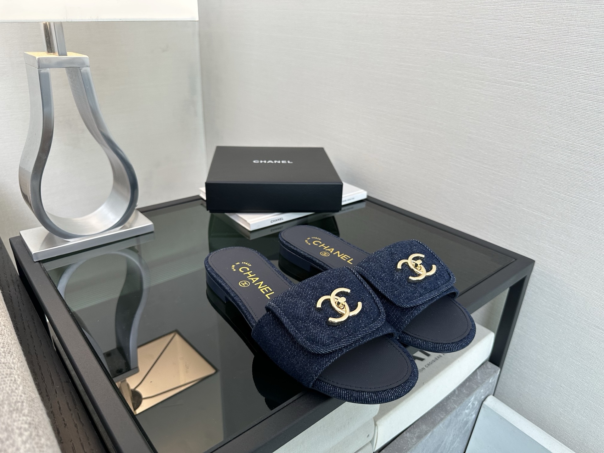 Женские шлёпанцы Chanel из джинсового материала