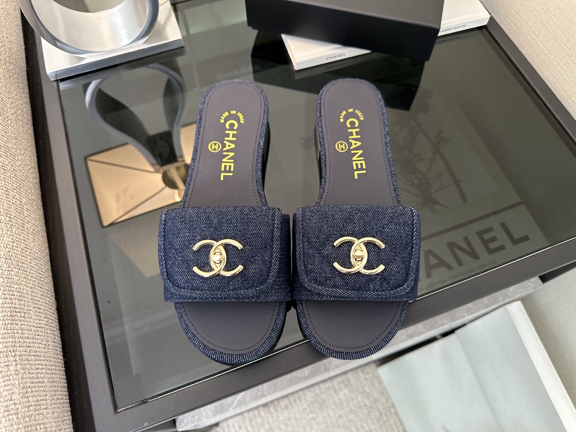 Женские шлёпанцы Chanel из джинсового материала