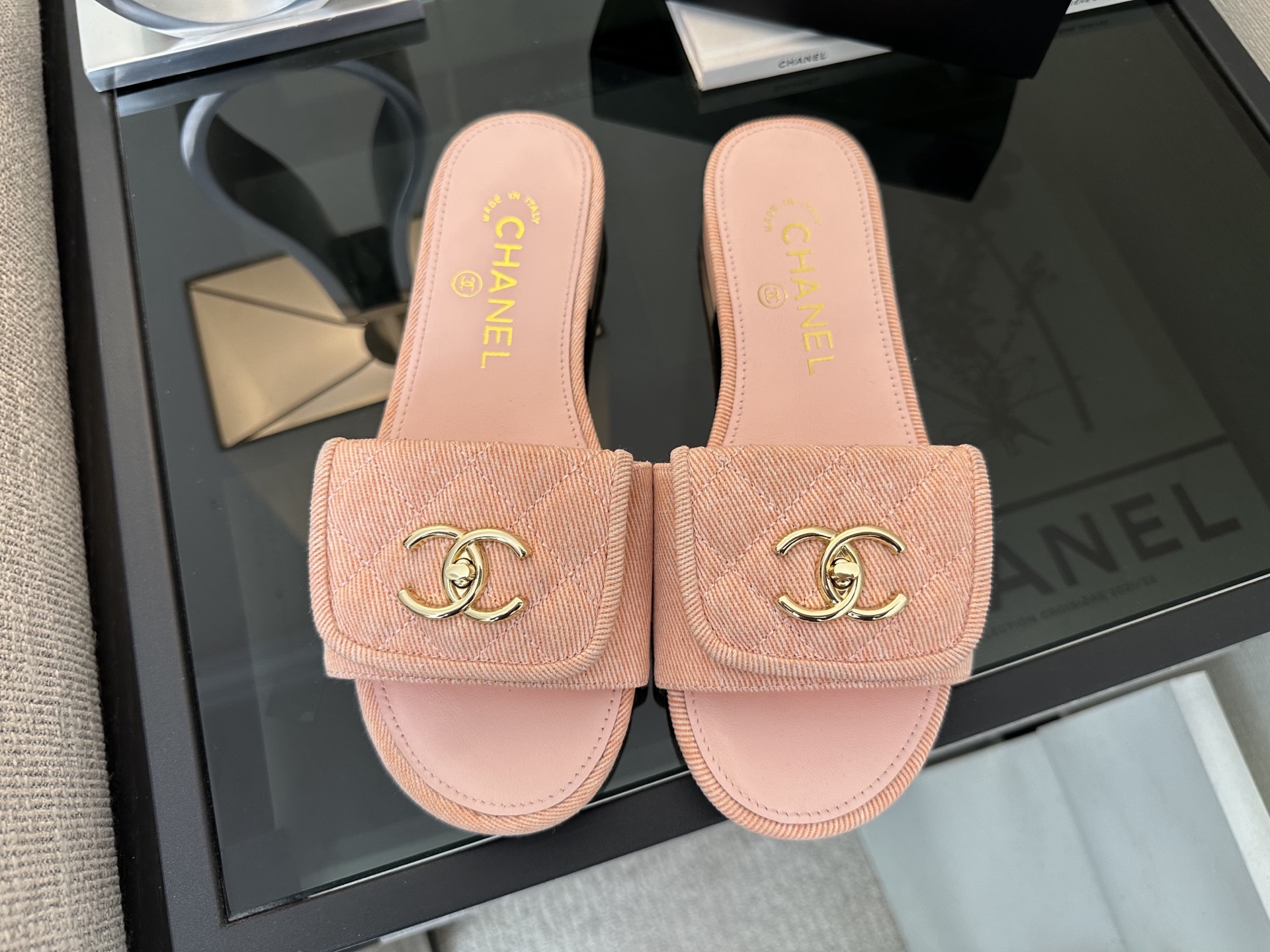 NO:232146,[Spot sale] *25c hit Love!  Counter [authentic level] version!  !  The counter is popular backpack slippers, classic big double C logo element design backpack style, collection-level!  This series is now available for sale!  The counter is purchased for 9,800!  !  !  The entire network counter supports inspection level, and is exclusive and perfectly authentic!  !  Accept the comparison of the counter, original delicate lambskin, full-layer genuine leather sole, full-network counters can be verified quality, and support no-reason returns and exchanges. Official catalog Number of codes 35-40, all equipped with genuine Italian packaging, slippers, loafers, slippers, backpacks, sheepskin, Leather soles19860909【现货发售】 *25c爆款乐福！ 专柜【正品级】版本！！ 专柜爆款背包拖鞋,经典大双c标志元素设计背包款,收藏级！本系列现已登陆发售！ 专柜以9800购入！！！全网专柜支持验货级别,独家完美正品级！！接受专柜对比,原厂娇贵小羊皮,全层真皮大底,全网专柜可鉴定品质,支持无理由退换货. 官方目录 码数35-40 均配意大利正品包装,拖鞋,loafers,slippers,backpacks,sheepskin,Leather soles,Women's Shoes