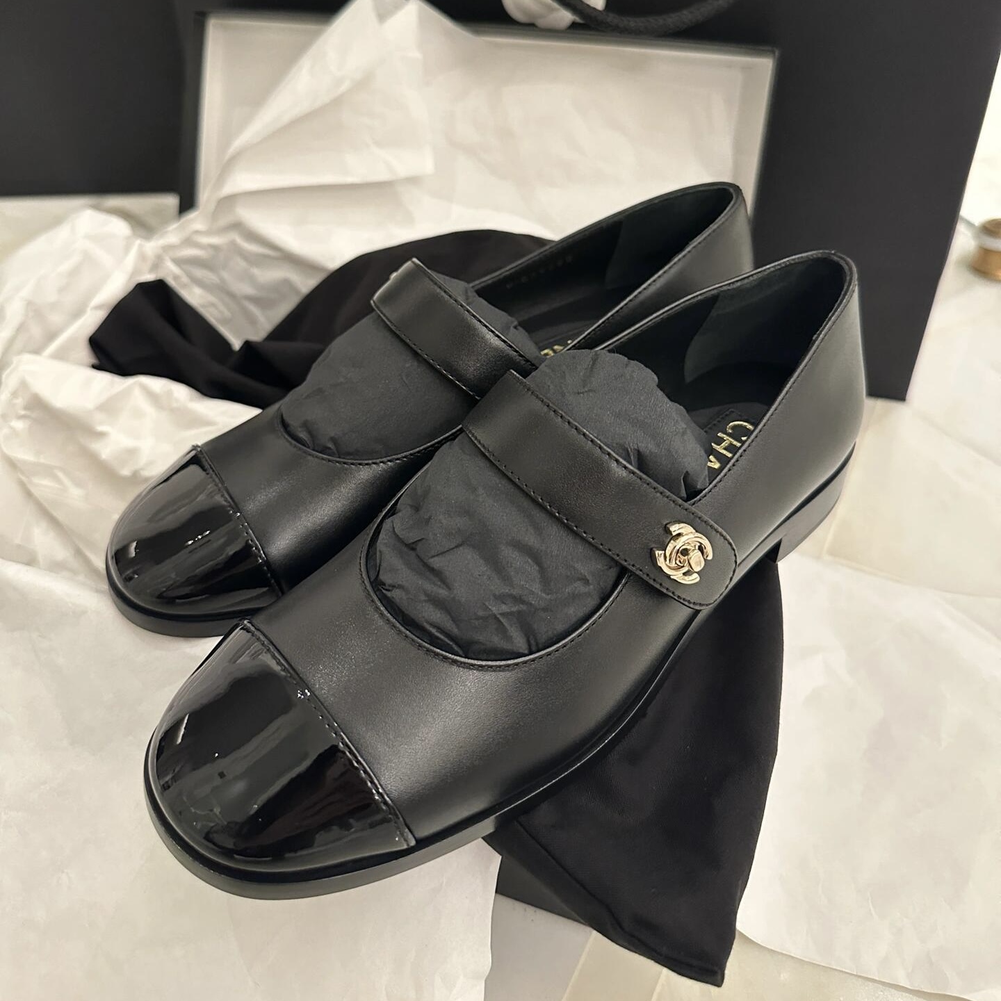 Чёрные женские балетки Chanel с ремешком