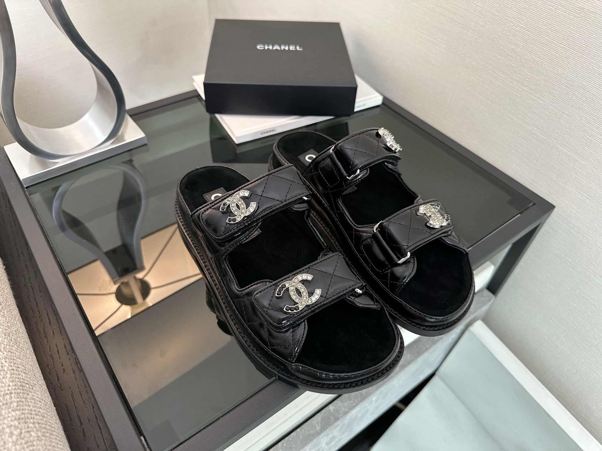 Черные женские сандалии Chanel с декором из страз