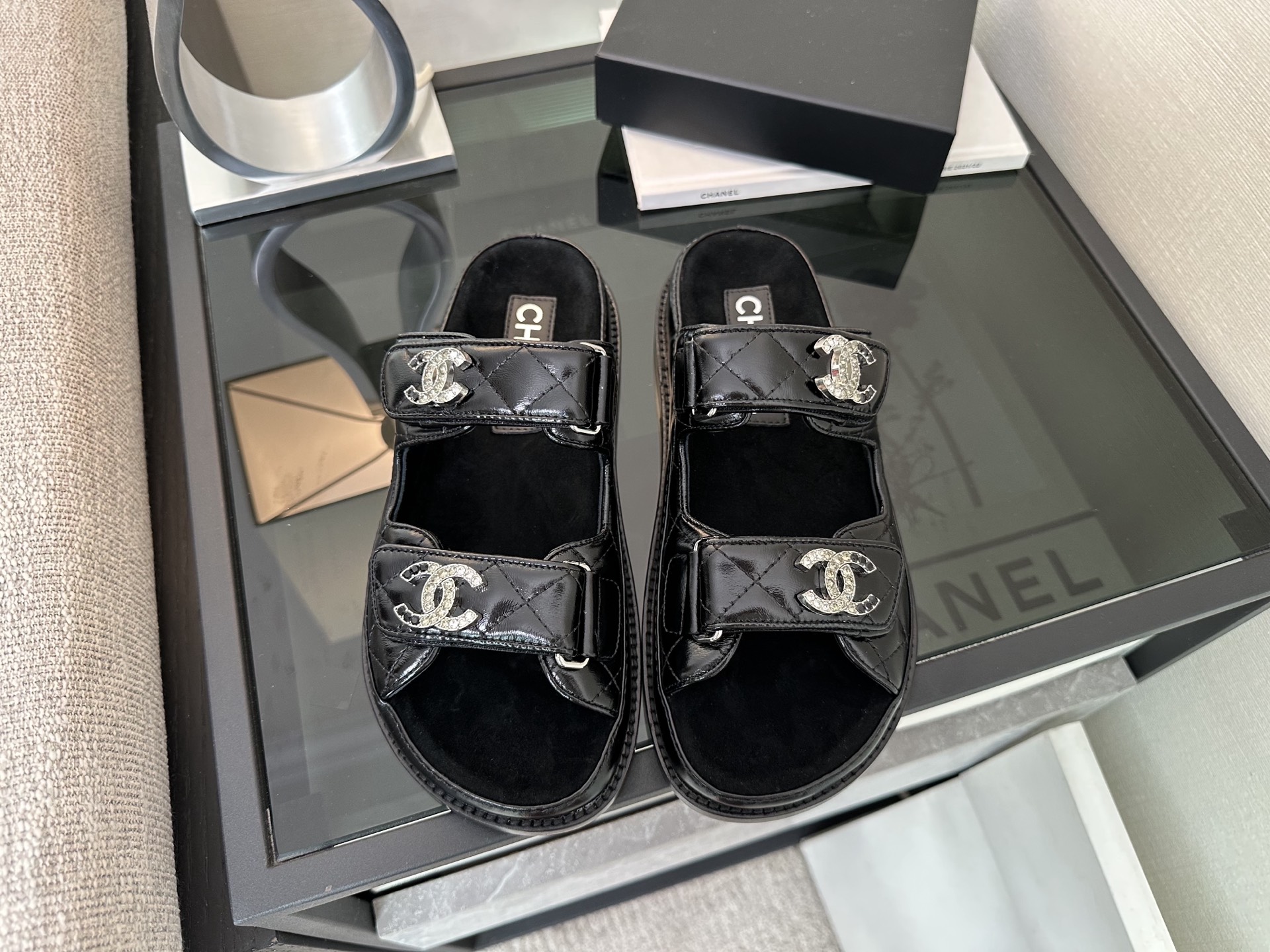Черные женские сандалии Chanel с декором из страз