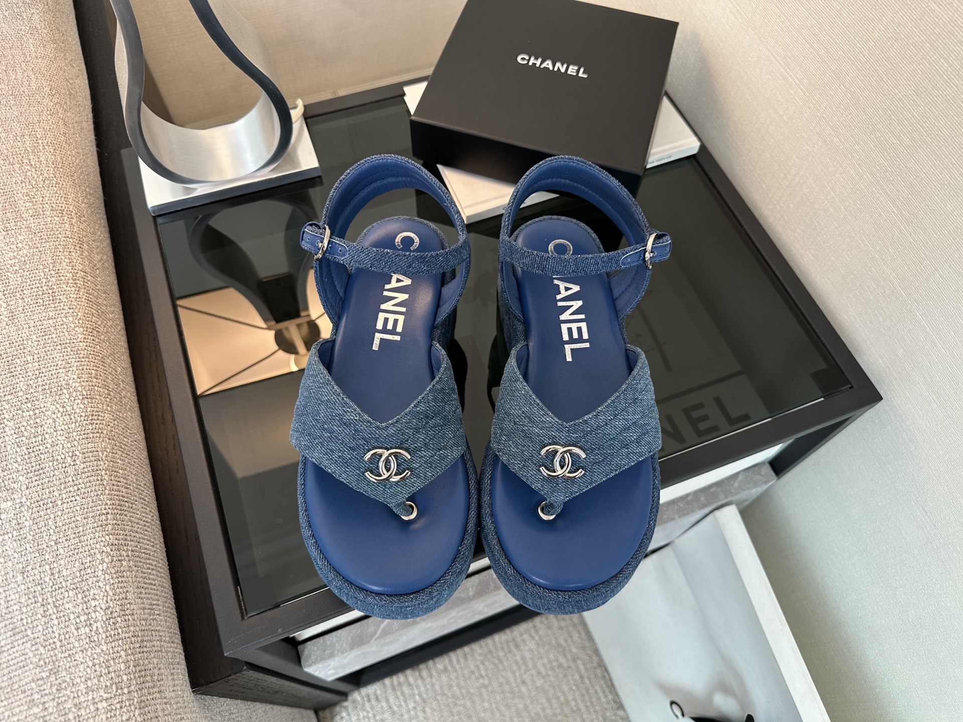 Босоножки Chanel женские синие на платформе
