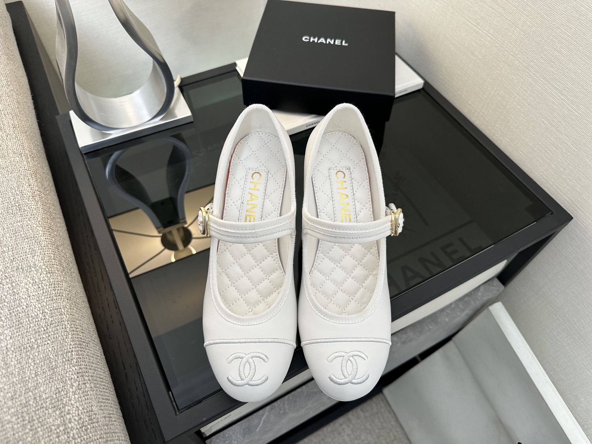 Женские балетки Chanel белого цвета