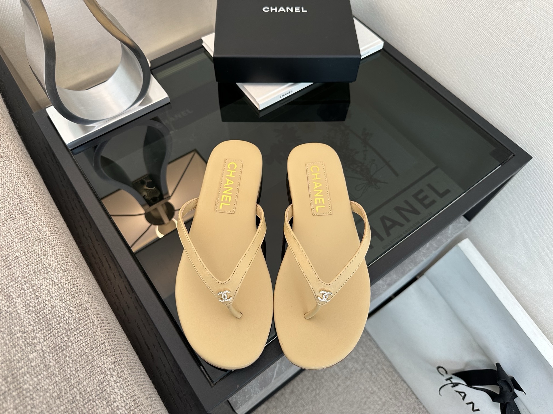 Шлёпанцы Chanel бежевые