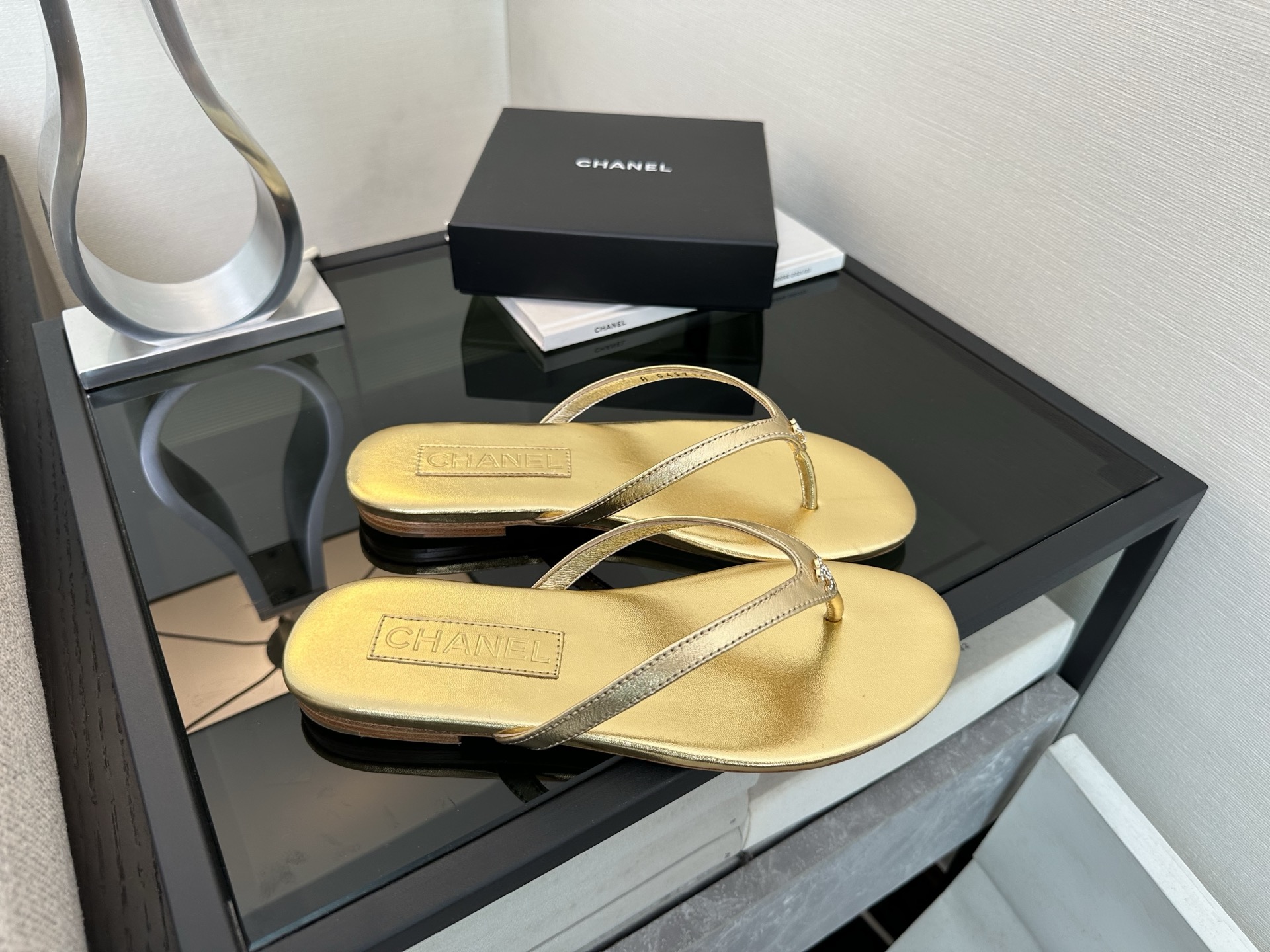 Шлёпанцы Chanel с кристаллами