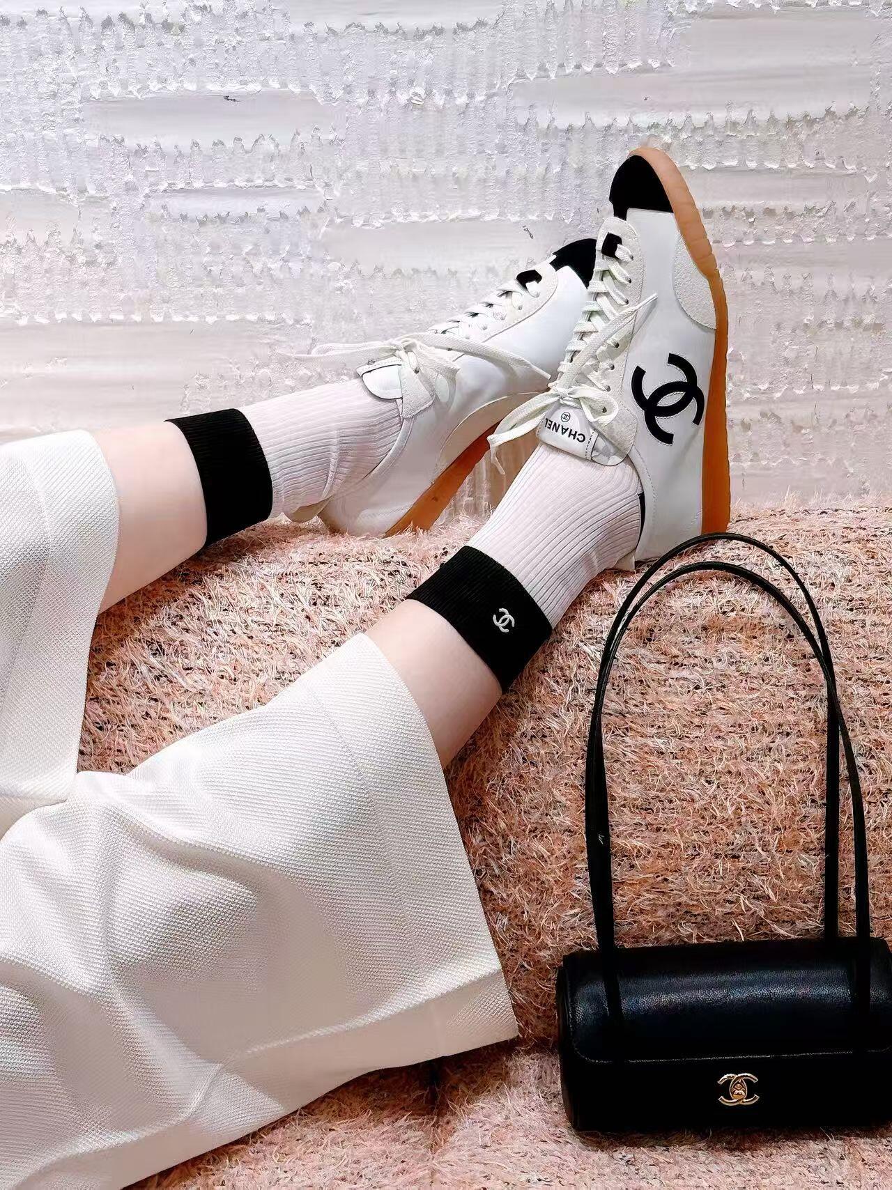 Женские кроссовки Chanel белого цвета