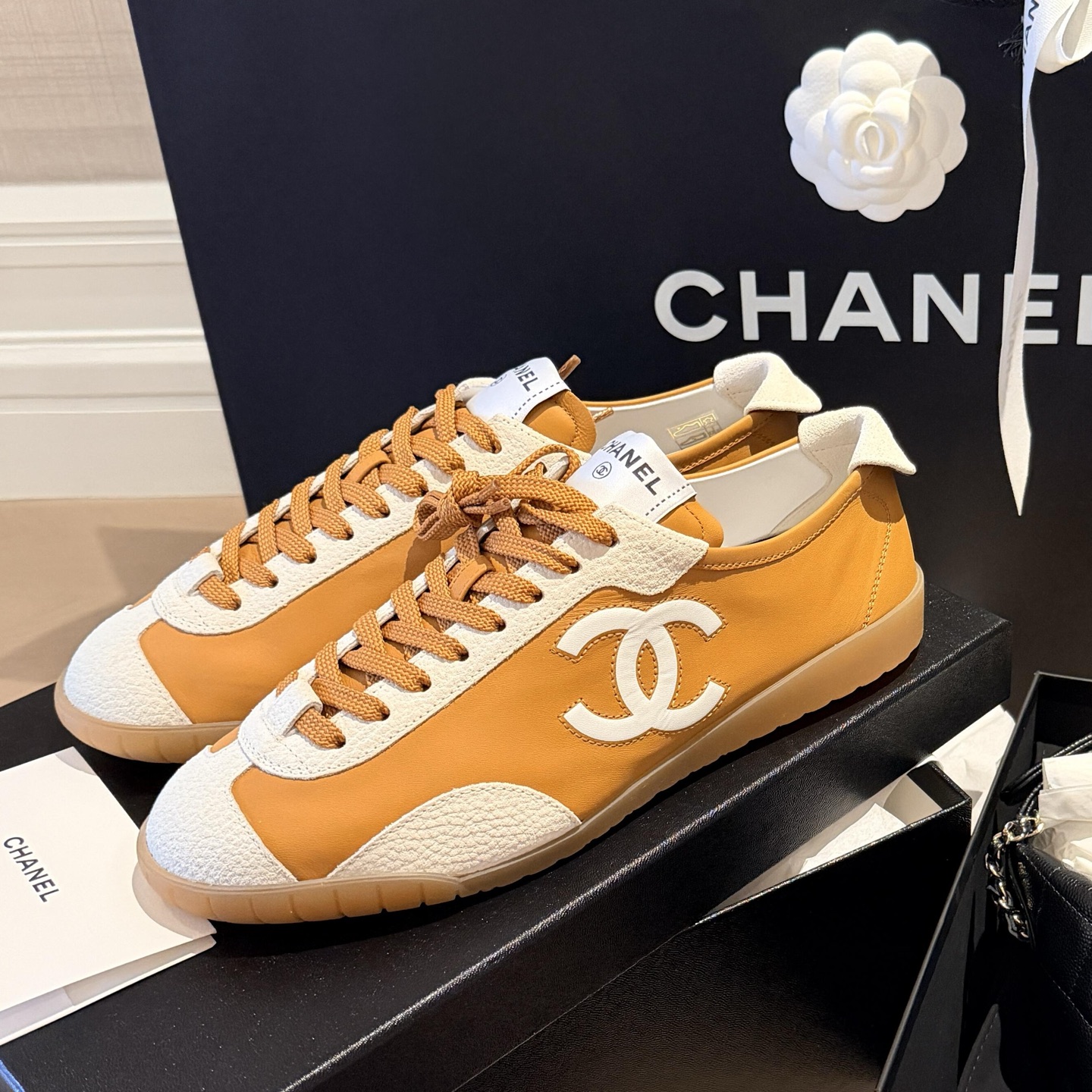Женские кроссовки Chanel желто-белые