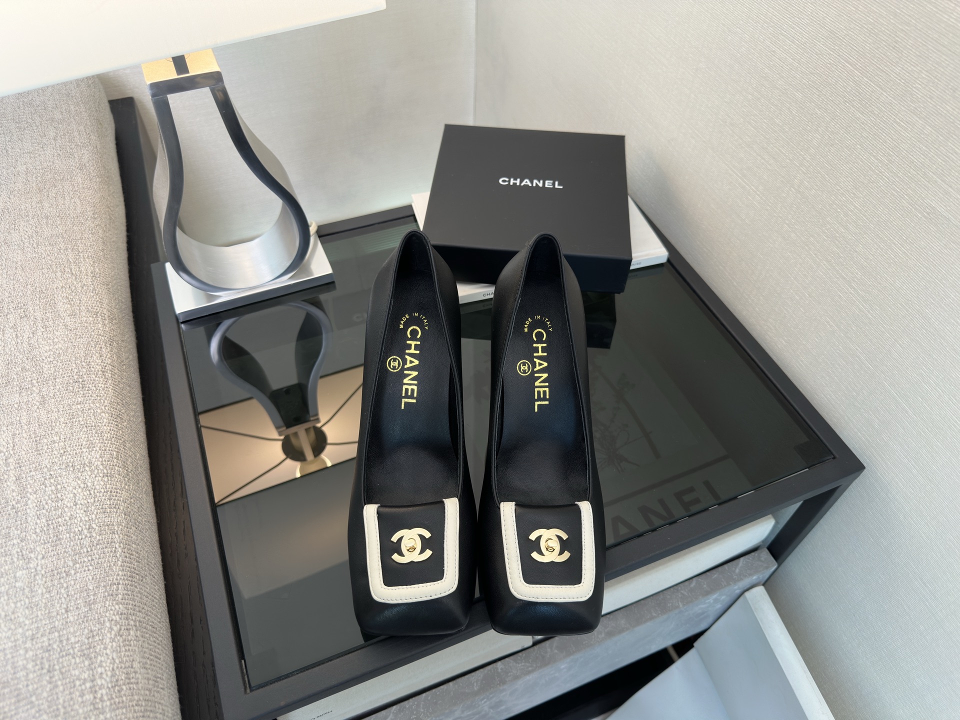 Черные туфли Chanel с белой вставкой