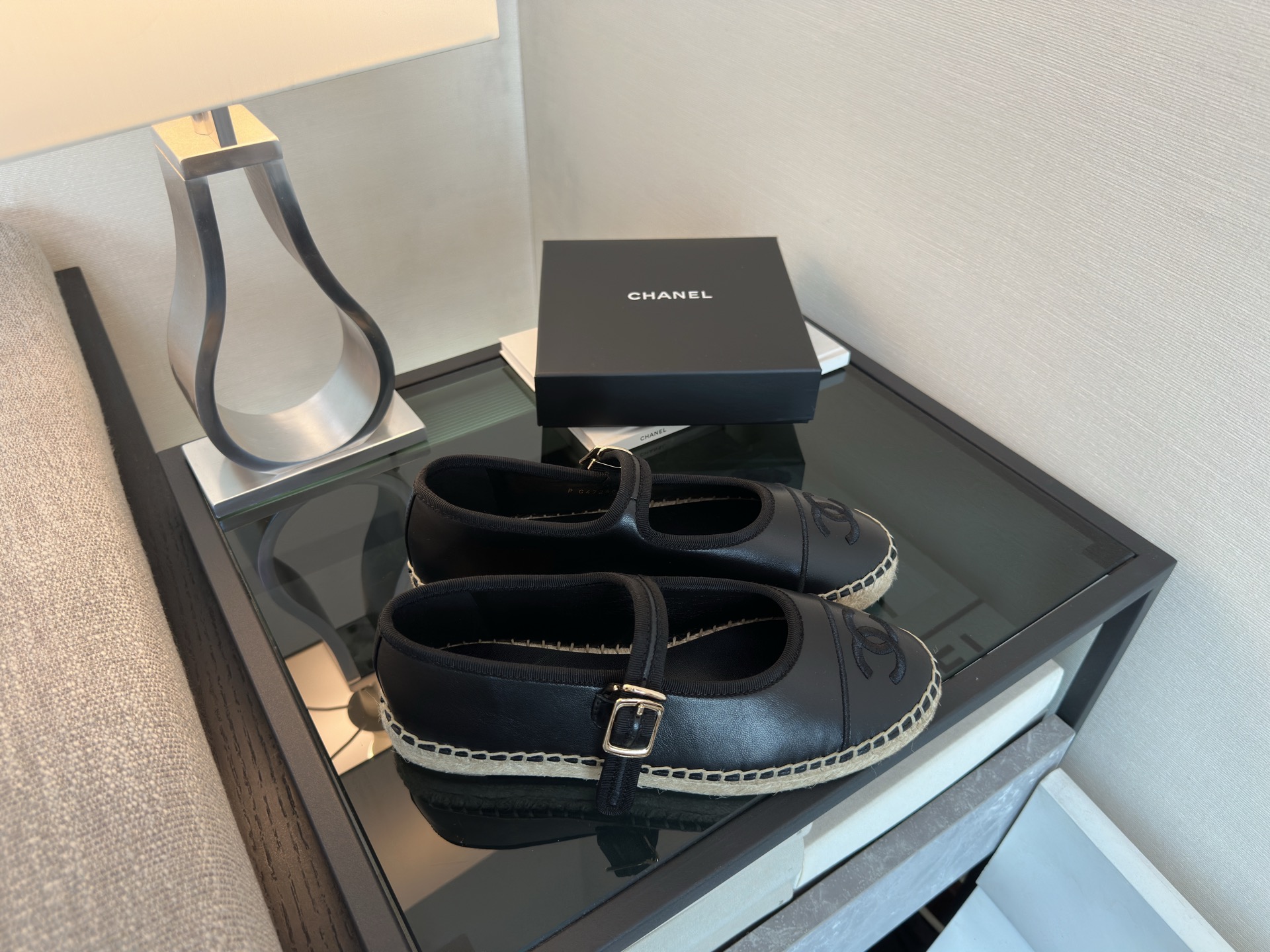 Черные женские балетки с декором на носке Chanel