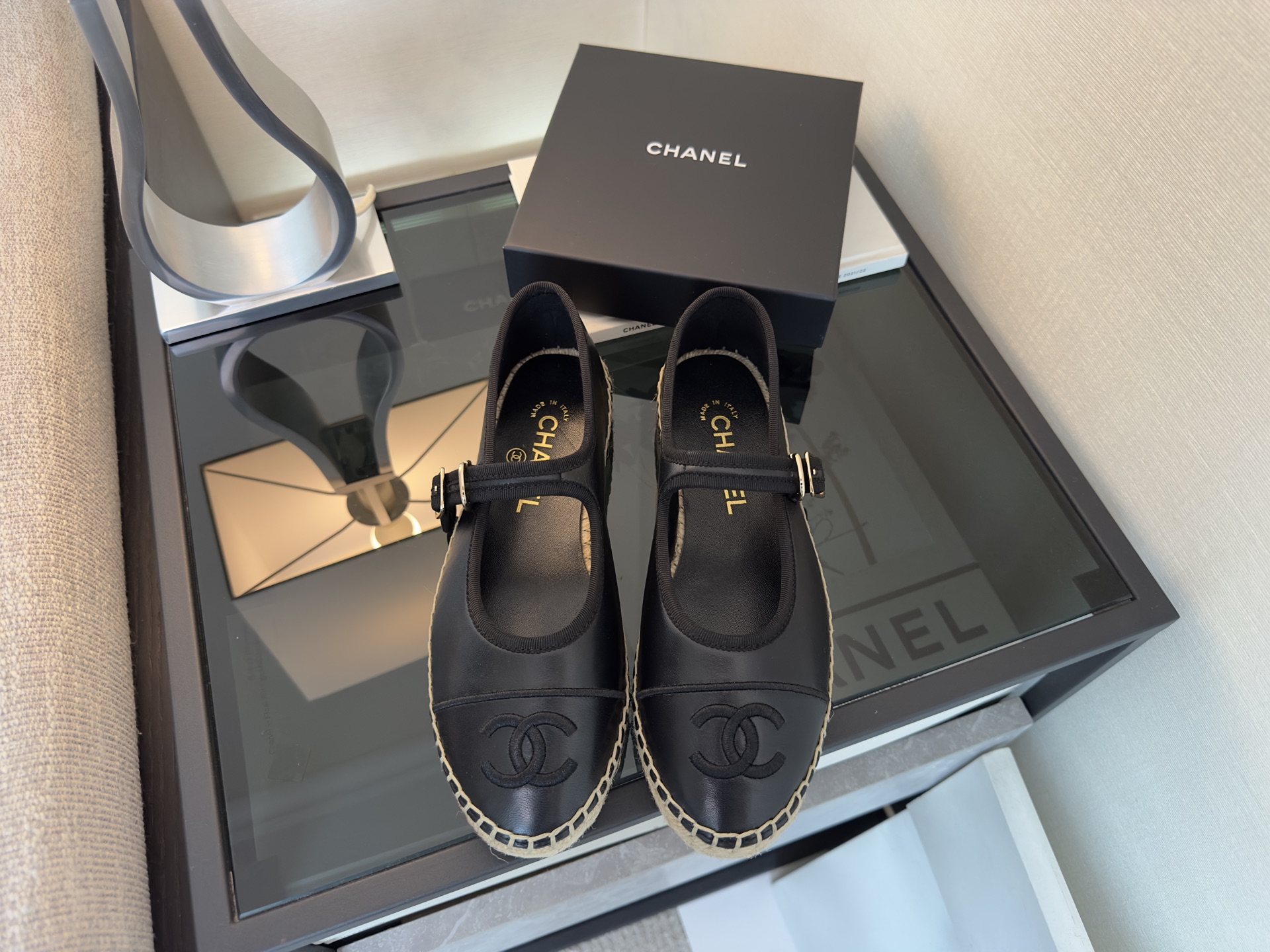 Черные женские балетки с декором на носке Chanel