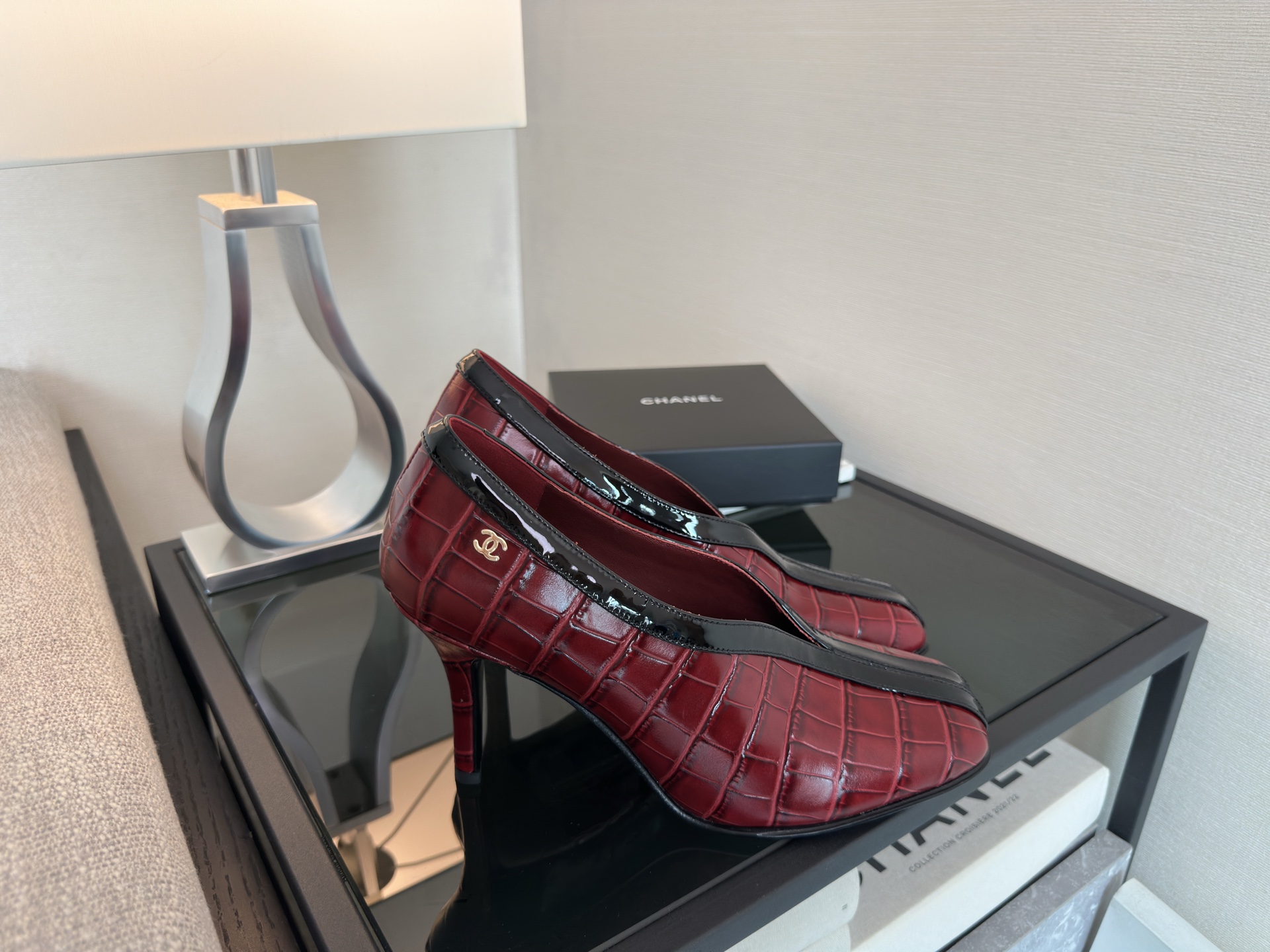 Женские туфли Chanel красного цвета