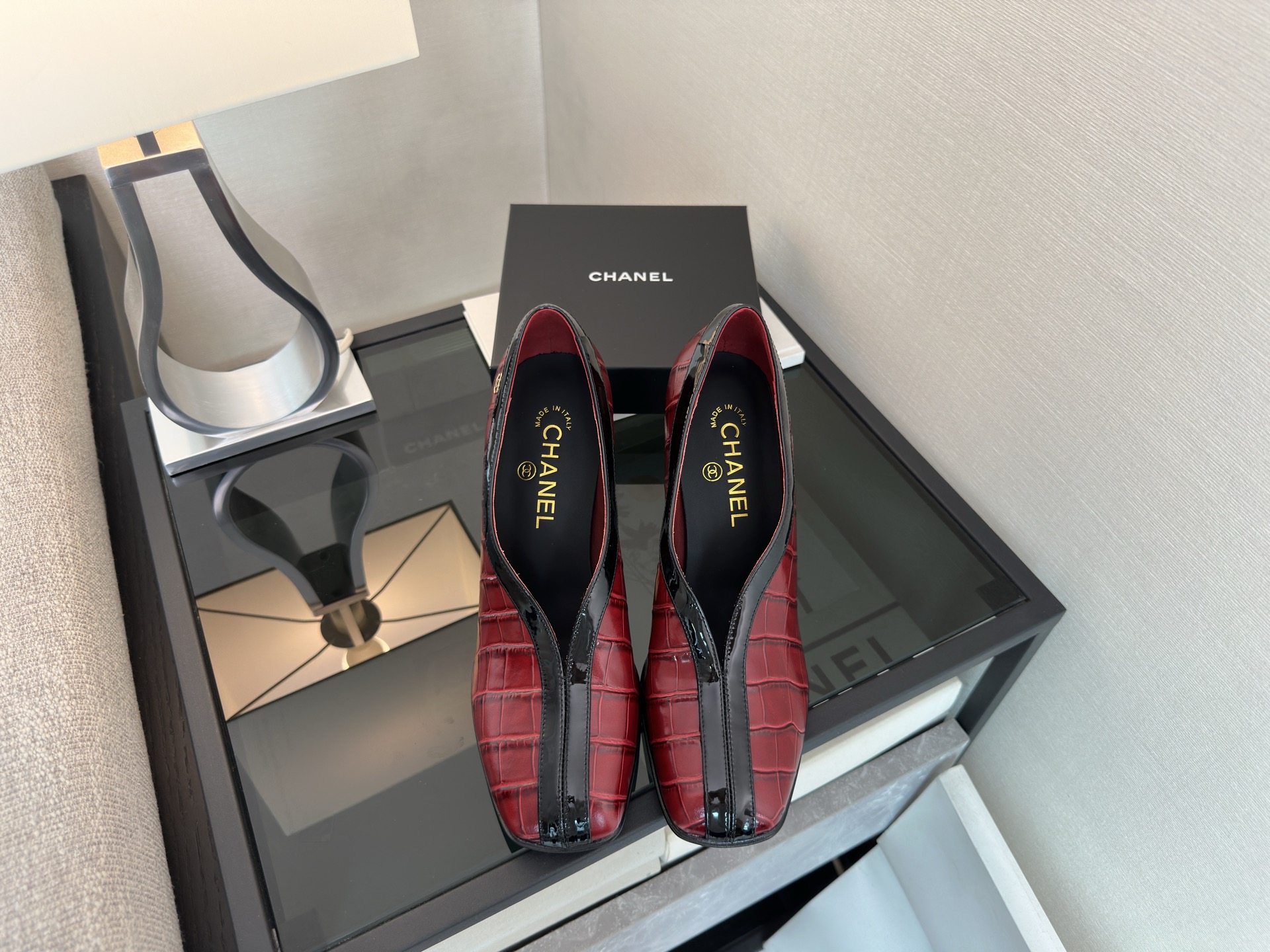 Женские туфли Chanel красного цвета