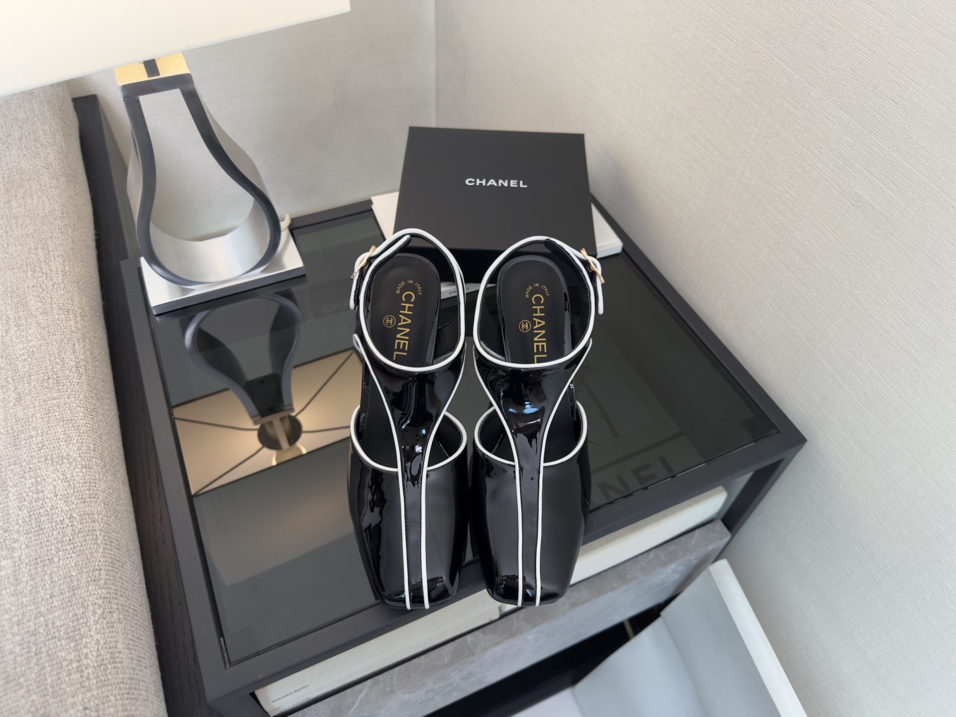 Женские черные босоножки Chanel с белой отделкой