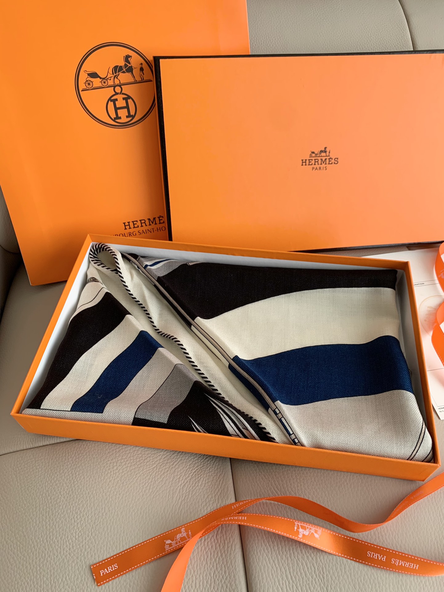 💰丝毛大三角双面！无标色彩明丽，格调高雅而随性，捕捉一瞬间的灵感融入作品之中，将美的含义发挥到极致。70