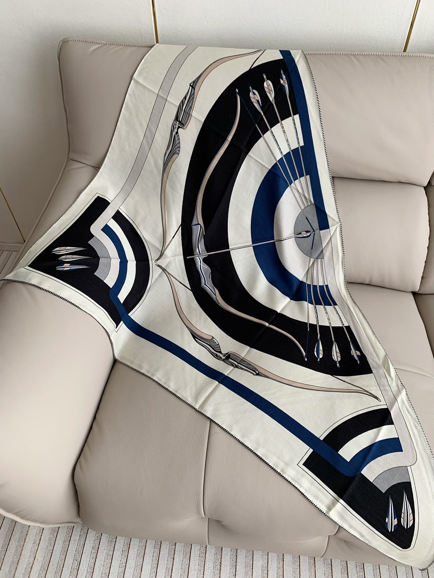 💰丝毛大三角双面！无标色彩明丽，格调高雅而随性，捕捉一瞬间的灵感融入作品之中，将美的含义发挥到极致。70