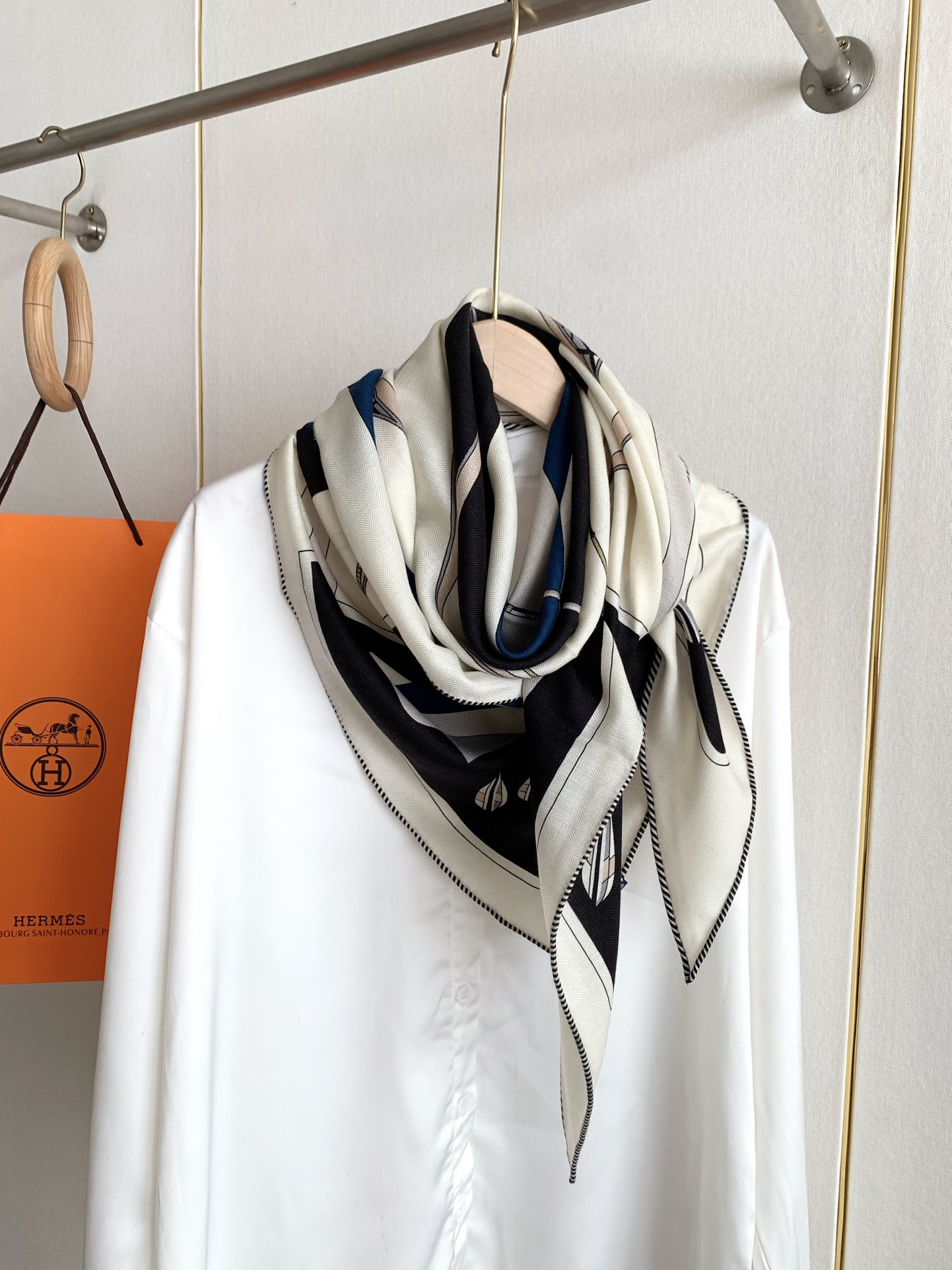 💰丝毛大三角双面！无标色彩明丽，格调高雅而随性，捕捉一瞬间的灵感融入作品之中，将美的含义发挥到极致。70