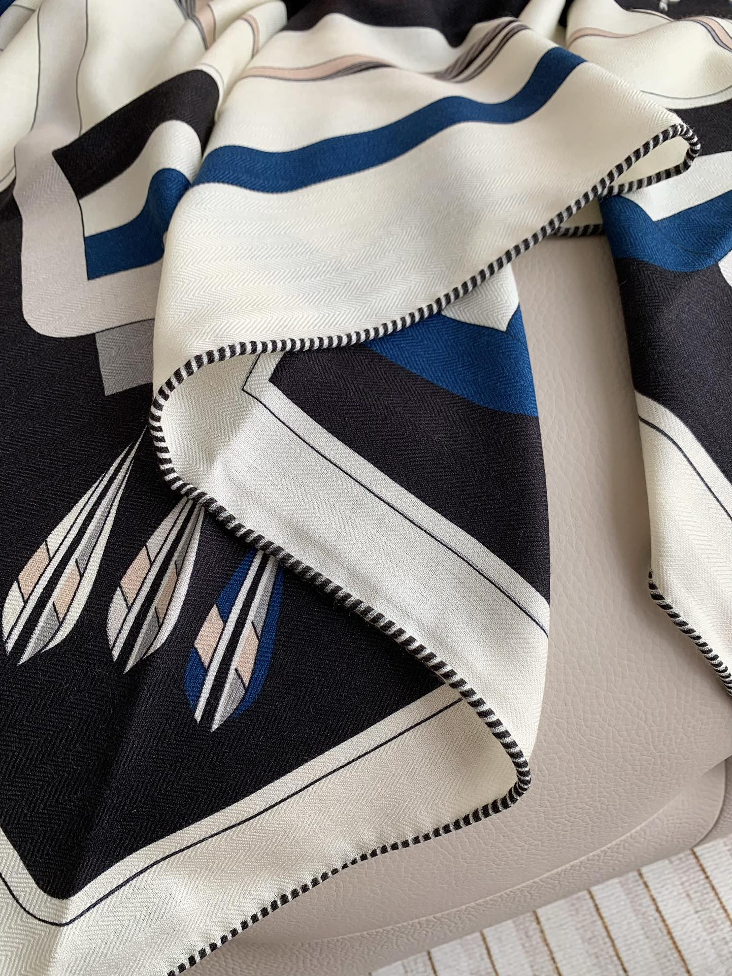 💰丝毛大三角双面！无标色彩明丽，格调高雅而随性，捕捉一瞬间的灵感融入作品之中，将美的含义发挥到极致。70