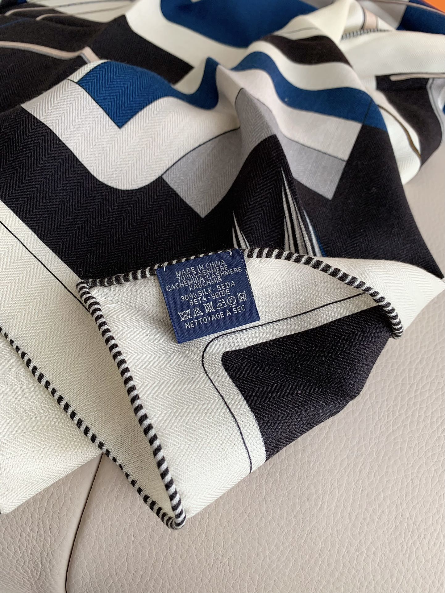 💰丝毛大三角双面！无标色彩明丽，格调高雅而随性，捕捉一瞬间的灵感融入作品之中，将美的含义发挥到极致。70