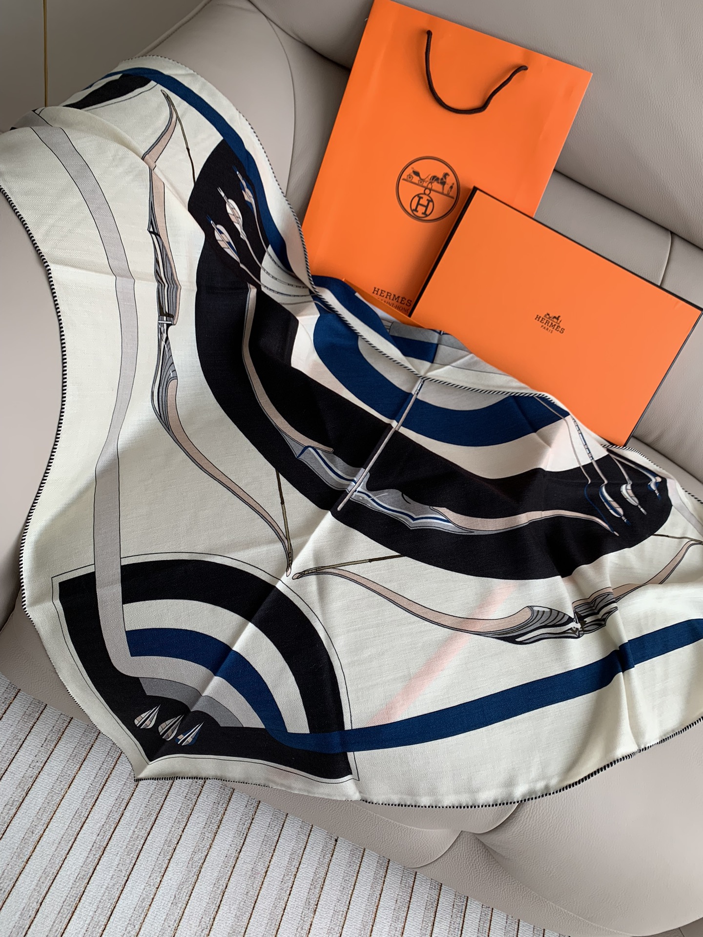 💰丝毛大三角双面！无标色彩明丽，格调高雅而随性，捕捉一瞬间的灵感融入作品之中，将美的含义发挥到极致。70