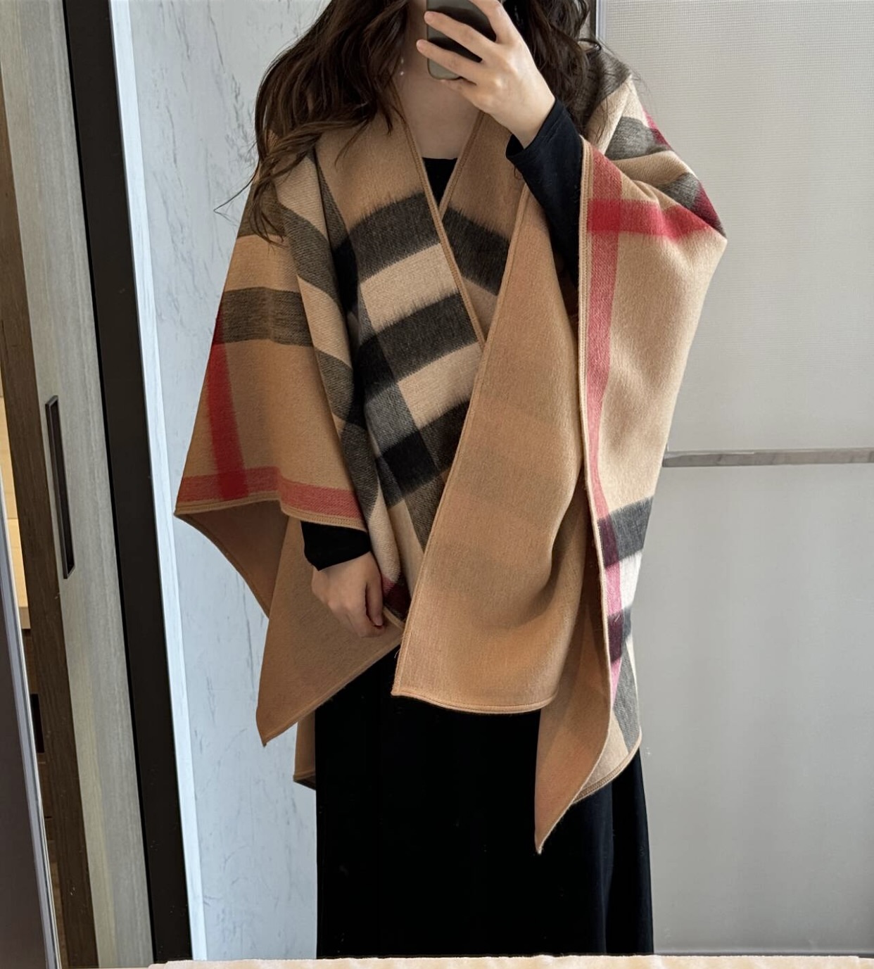 NO:336797,[B Home Double-sided Cloak] Absolutely popular, B cloak with one hand, the hottest exterior of this year, super stylish, pure cashmere, the feel is simply the same, this cloak will not have a clumsy feeling, the whole feeling is nothing, but the warmth performance is simply comparable to a down jacket, unimaginable, imported machine locked edge, super invincible exquisiteness, original original standard, export order remaining, counter 20,000, no reason not to buy it. Essential items in autumn and winter, super graded, specifications 140*140 Ordinary scarf, ordinary scarf, down jacket19860909【B家双面斗篷】 绝对的爆款 人手一条的B斗篷 今年最热的外搭 超级有范儿 纯羊绒 手感简直了 这一款斗篷不会有笨重感 整个感觉像没有一样 但保暖性能简直堪比羽绒服 无法想象的好 进口机器锁边 超级无敌的精致 原版原标 出口单剩余 专柜两万 想不出理由不盘它.秋冬必备单品 超级有档次 规格140*140 普通围巾,普通围巾,down jacket,scarf