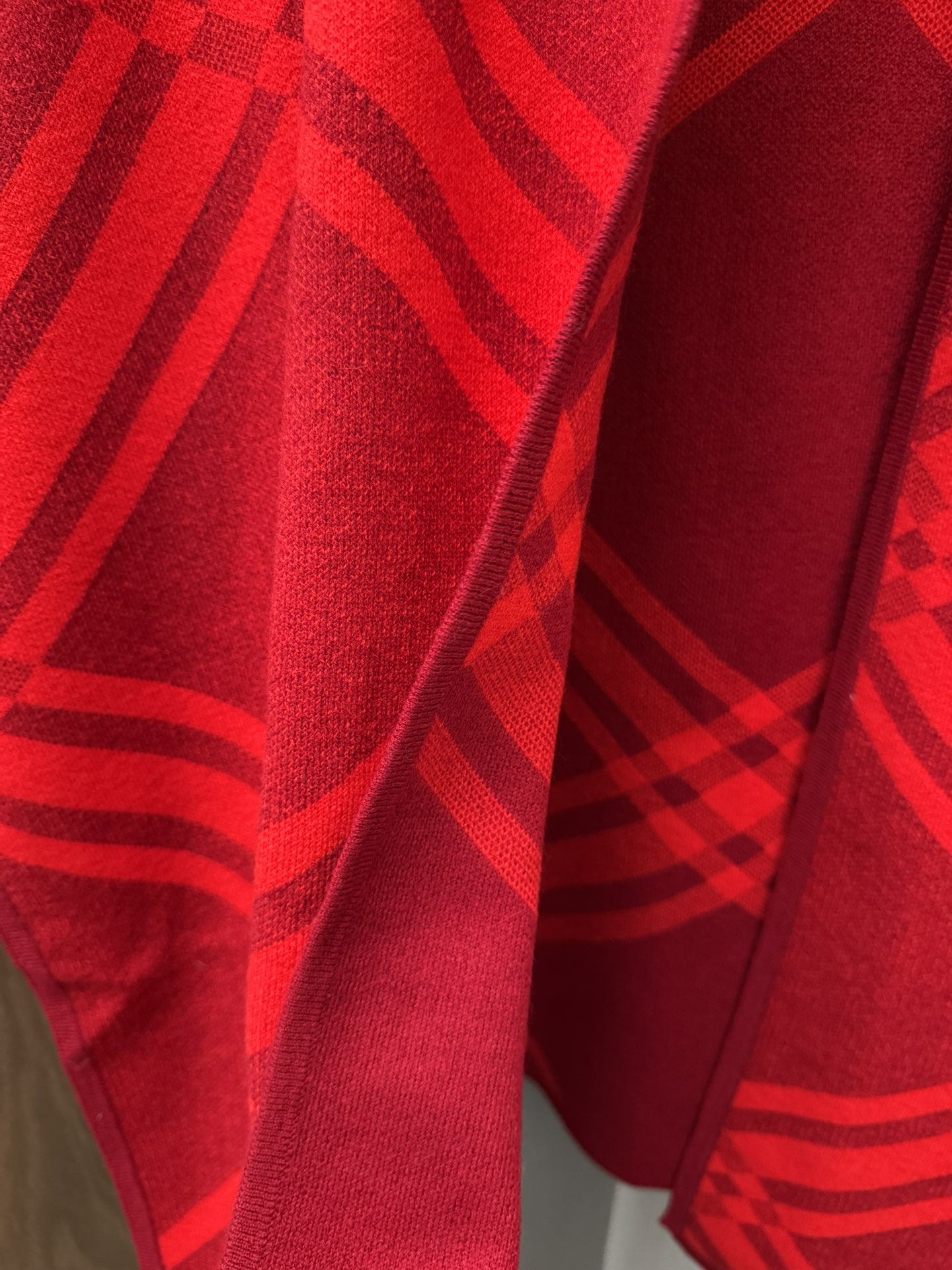 便宜版本巴宝莉burr.. 斗篷，选用羊毛及羊绒针织材质打造。亮眼装饰品牌大号格纹，搭配焕新配色设计。进