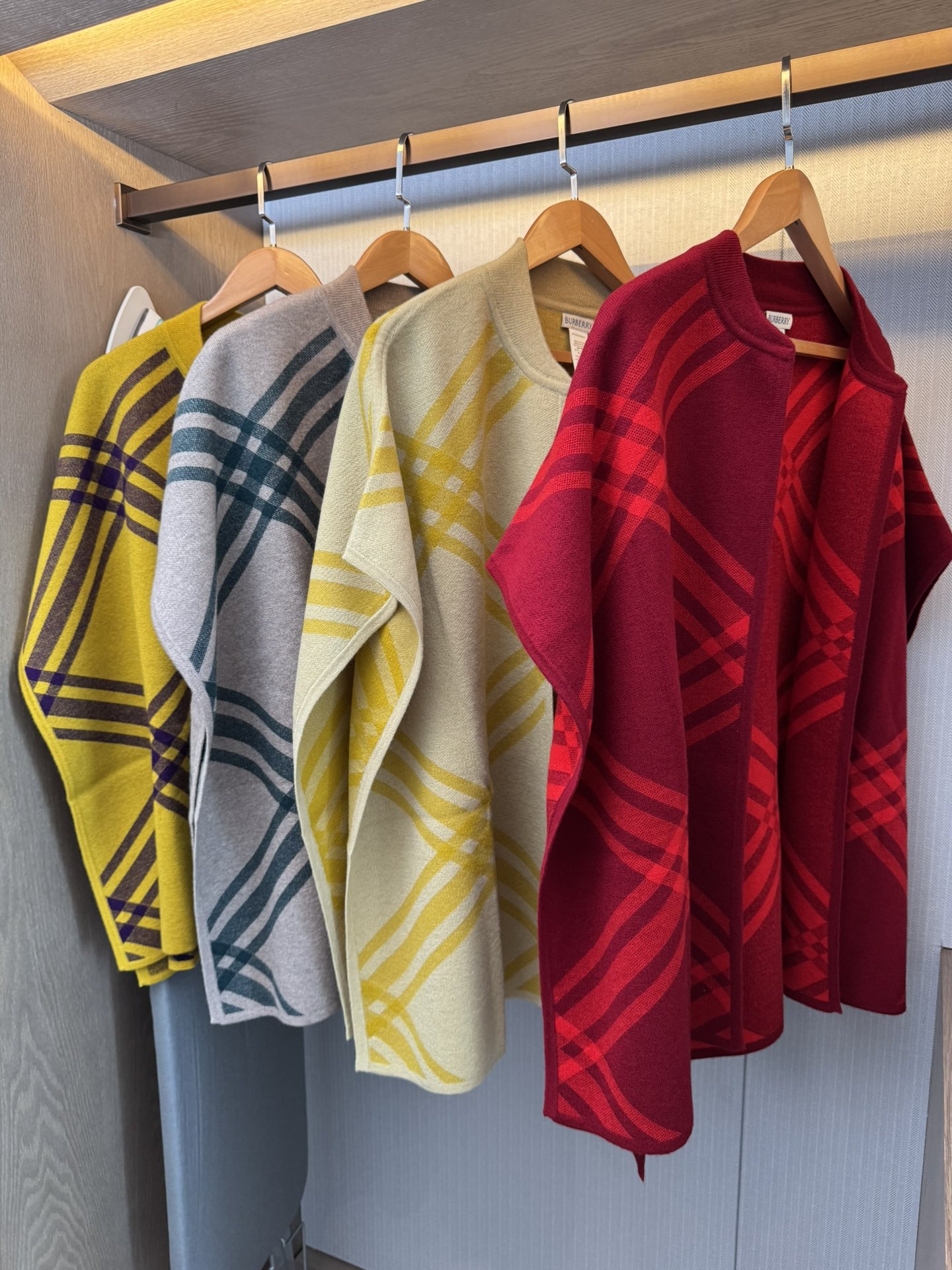 便宜版本巴宝莉burr.. 斗篷，选用羊毛及羊绒针织材质打造。亮眼装饰品牌大号格纹，搭配焕新配色设计。进