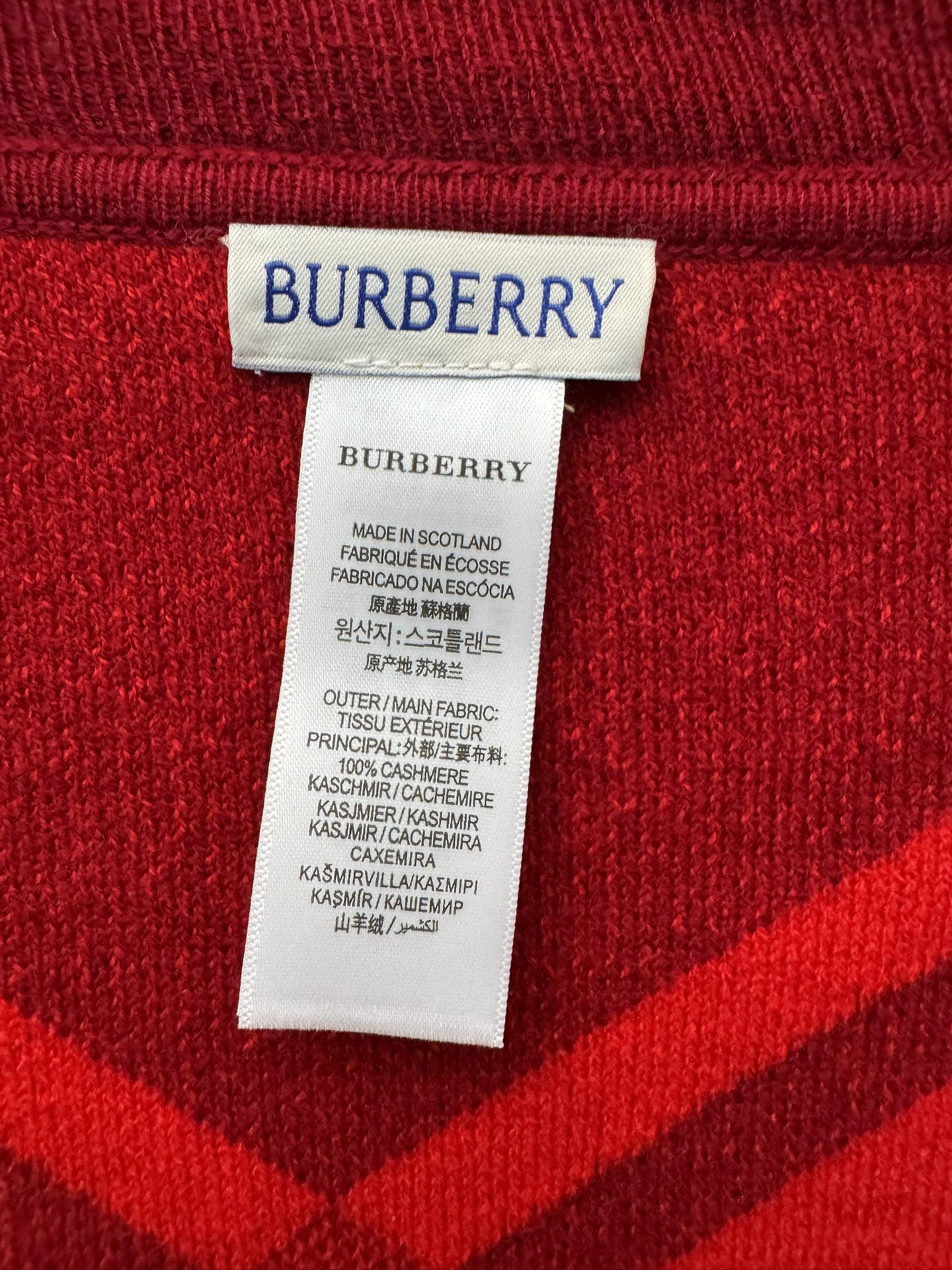 便宜版本巴宝莉burr.. 斗篷，选用羊毛及羊绒针织材质打造。亮眼装饰品牌大号格纹，搭配焕新配色设计。进