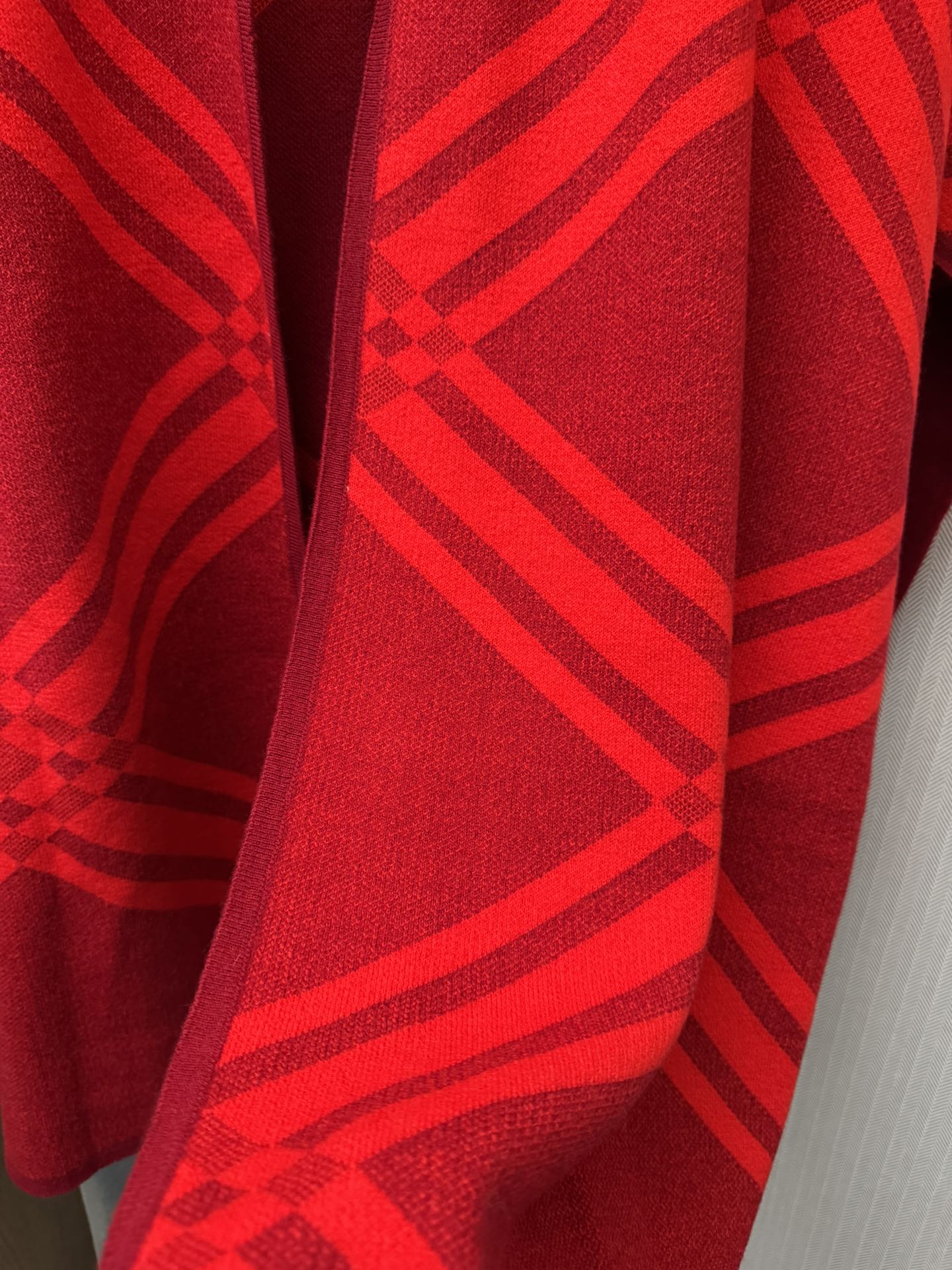 便宜版本巴宝莉burr.. 斗篷，选用羊毛及羊绒针织材质打造。亮眼装饰品牌大号格纹，搭配焕新配色设计。进