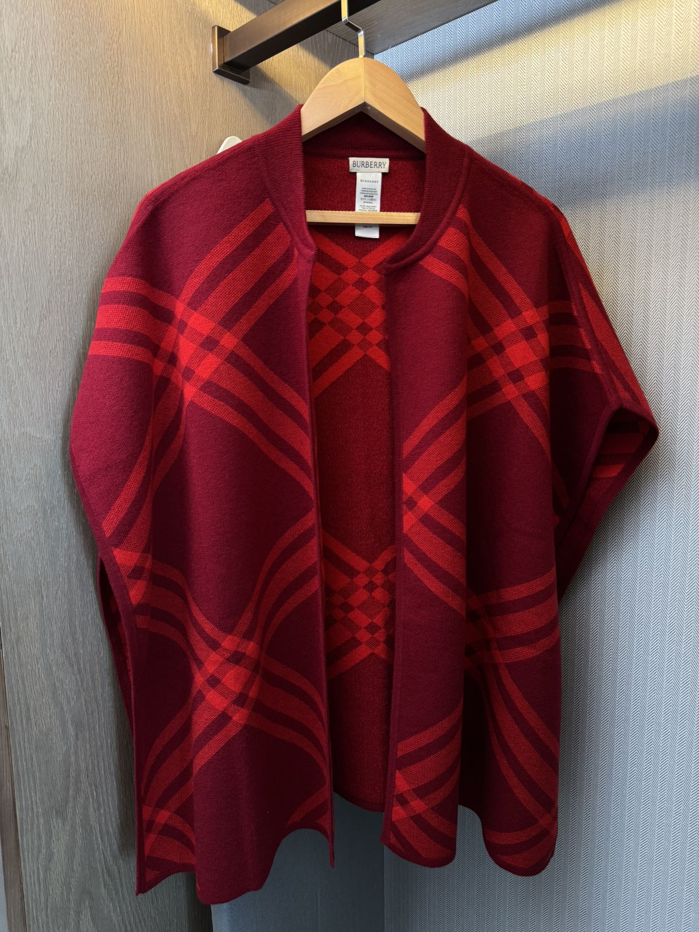 便宜版本巴宝莉burr.. 斗篷，选用羊毛及羊绒针织材质打造。亮眼装饰品牌大号格纹，搭配焕新配色设计。进