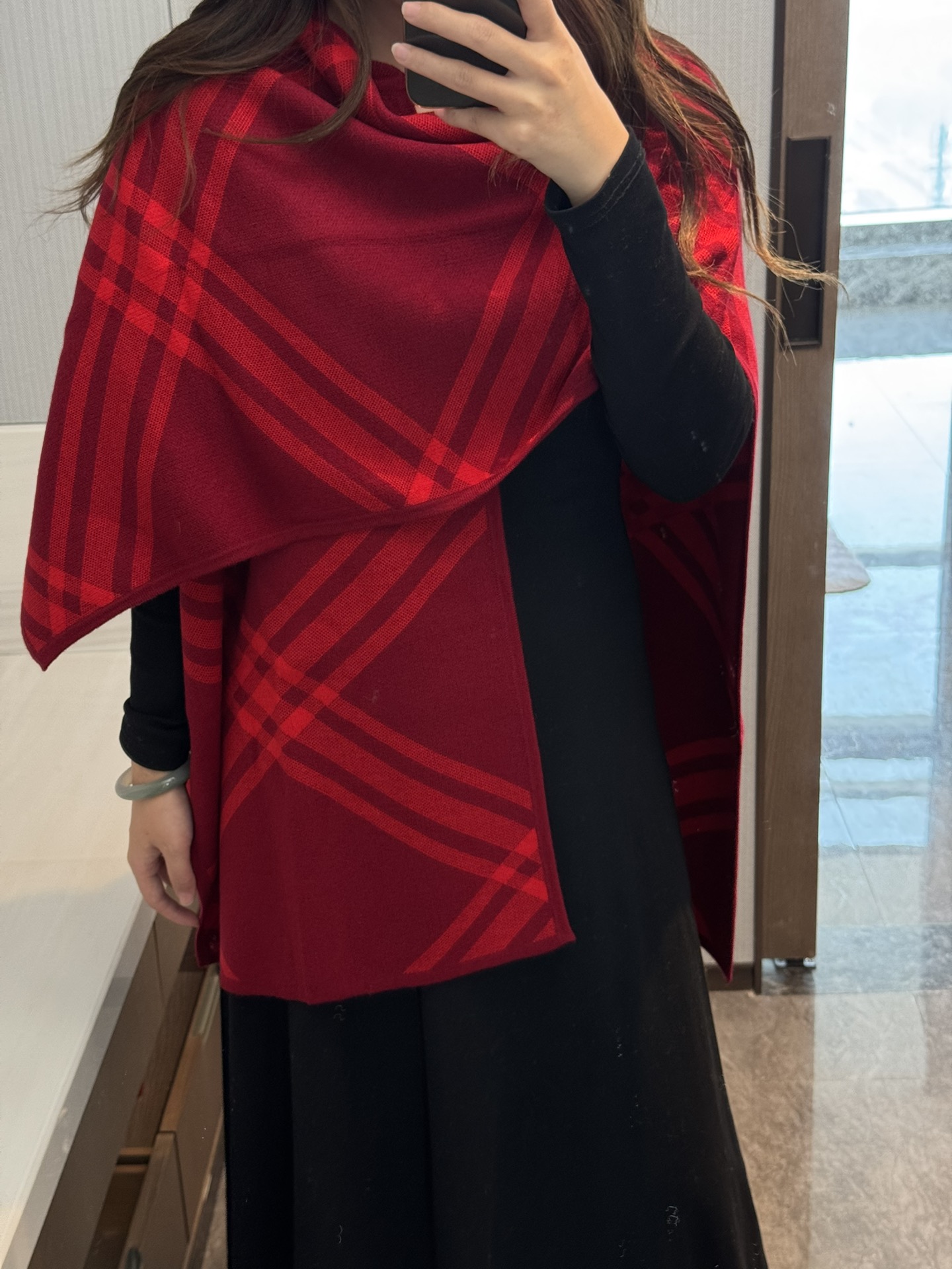 便宜版本巴宝莉burr.. 斗篷，选用羊毛及羊绒针织材质打造。亮眼装饰品牌大号格纹，搭配焕新配色设计。进