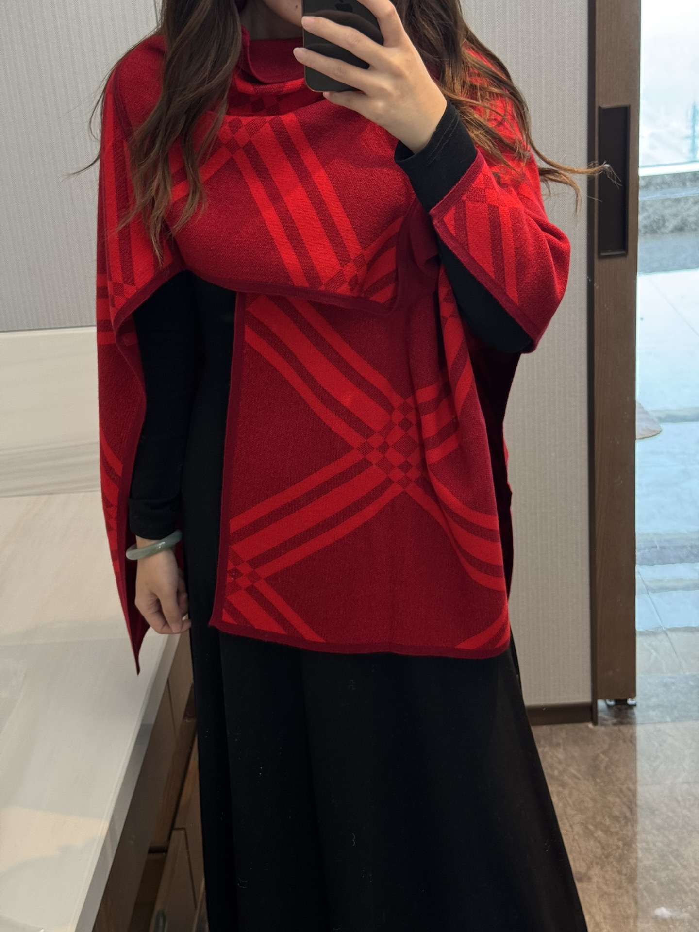 NO:541663,Burberry burr... cloak is made of wool and cashmere knitted materials. Bright-eyed decorative brand large plaid pattern is matched with a new color design. Imported Burberry new diamond plaid cashmere blended jacquard cloak is made of cashmere and wool blended fabric, blended with elastic design, brightly matched striped edge patterns, decorated with thick ribbed details. Cashmere single-size ordinary scarf, ordinary scarf, burberry, burberry19860909批巴宝莉burr.. 斗篷,选用羊毛及羊绒针织材质打造.亮眼装饰品牌大号格纹,搭配焕新配色设计.进口巴宝莉新款菱形格子羊绒混纺提花斗篷,选用羊绒与羊毛混纺面料,融入弹性设计,亮眼搭配 条纹边边图案,饰以粗织罗纹细节.羊绒 均码普通围巾,普通围巾,burberry,burberry,scarf