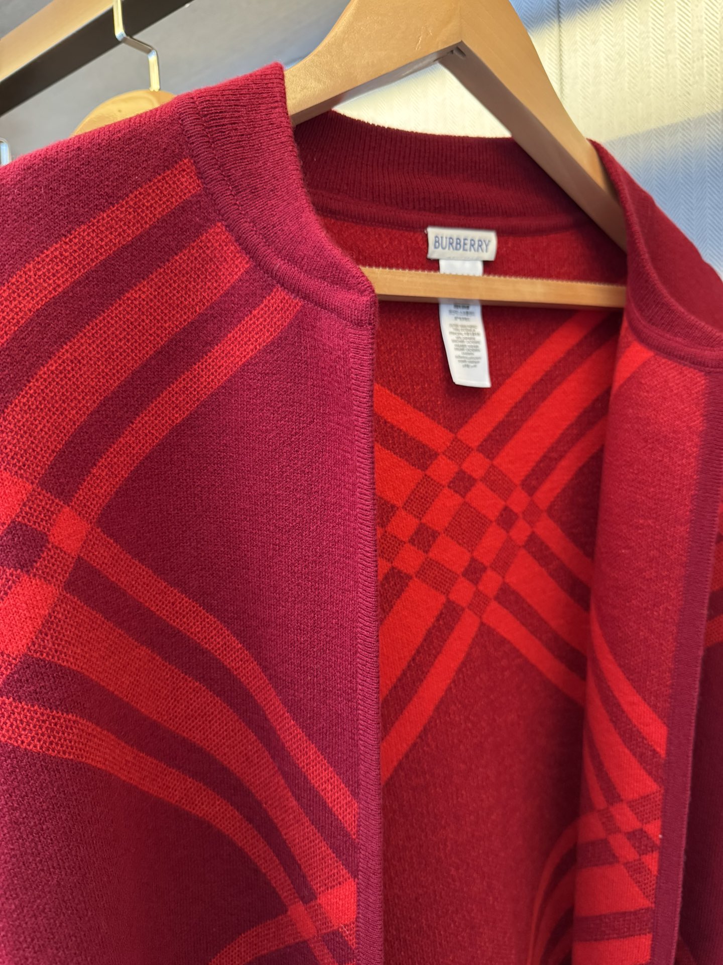 便宜版本巴宝莉burr.. 斗篷，选用羊毛及羊绒针织材质打造。亮眼装饰品牌大号格纹，搭配焕新配色设计。进