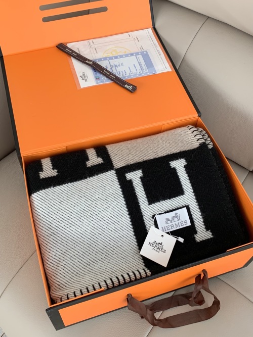Hermès Baby Blanket, Classic 'H' Design, 90% Wool and 10% Cashmere, 140x160cm 1 Hermès Baby Blanket, Classic 'H' Design, 90% Wool and 10% Cashmere, 140x160cm