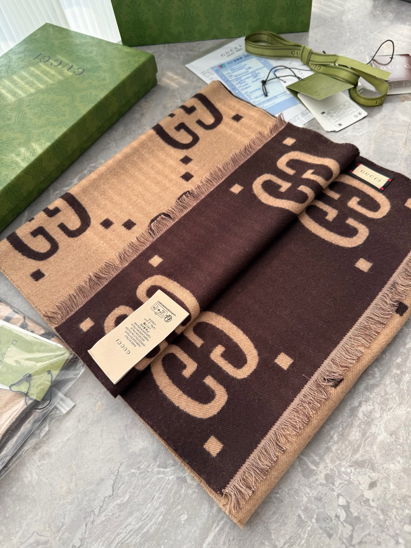 NO:336306,45 is completely matched with the color. The latest ZG synchronous pattern of the hot Gu*ci is really super good~ I like this GG accent!  ZG priced at 91k + fabric is strongly twisted and worsted double-sided silk cashmere. It is very neat and exquisite fabric, presenting a very strong linear structure, with great support and flexibility!  Specifications 55*180cm, ordinary scarf, ordinary scarf, real silk1986090945完全对版对色 爆款Gu*ci最新ZG同步款图案真的超级好看啊~就喜欢这种GG腔调！ZG售价91k＋面料是强捻精纺双面真丝羊绒,非常工整精致的面料,呈现出极具力度的线面结构,极具支撑力及柔韧性！规格55*180cm,普通围巾,普通围巾,real silk,scarf