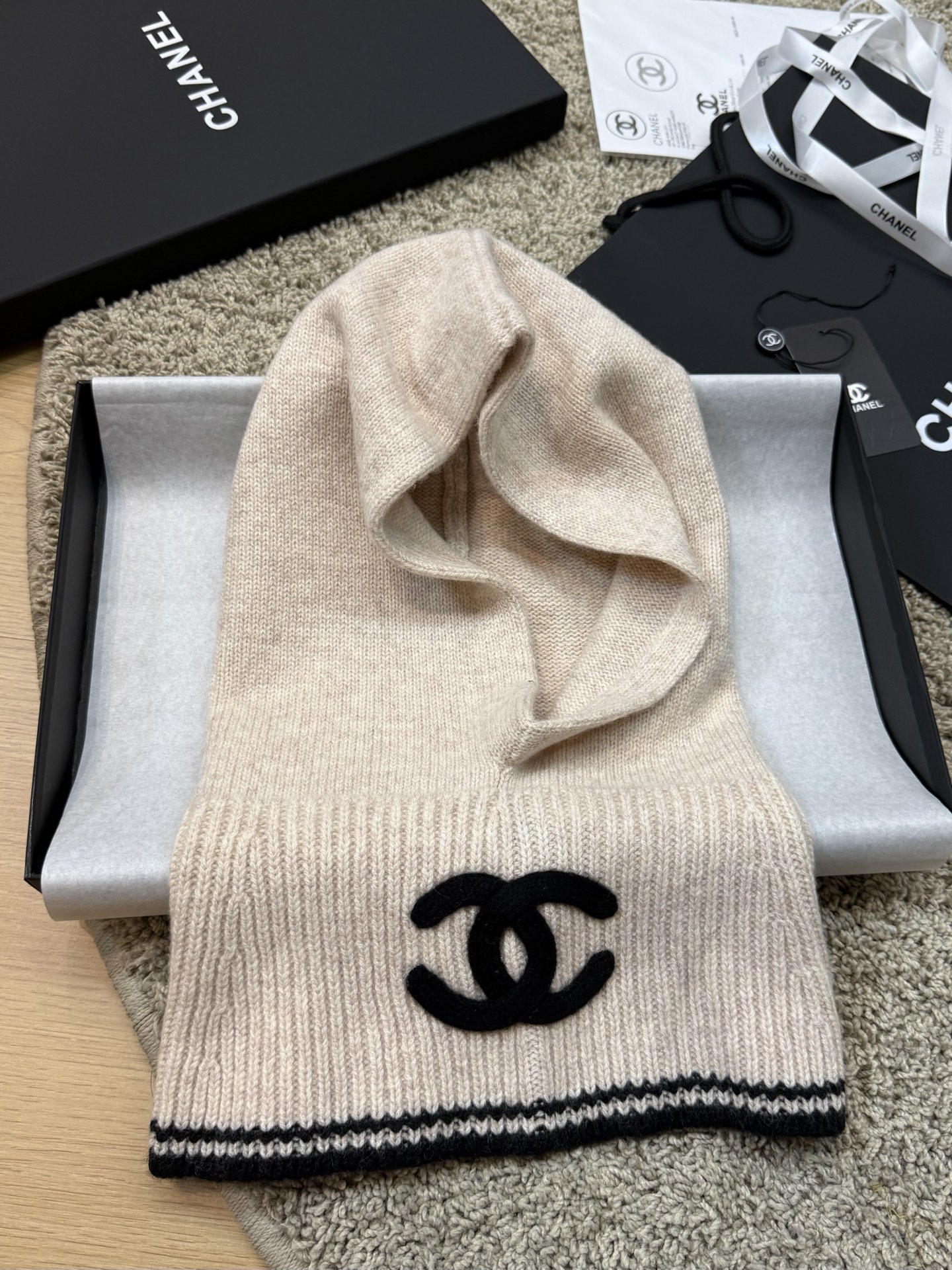 NO:336188,[2025 New Product | Xiang Grandma Soft Velvet Product] Use delicate cashmere to make winter elegance, and the new head-and-roll neck cover interprets Chanel's classic aesthetics. Select high-quality cashmere, the touch is as gentle as a cloud, the double-layer weaving locks warmth, and the windproof neck protection is not lost. The exquisite mixed color lines embellish the small logo, and the details show the French lazy and exquisiteness. Easily enhance the layering of the coat and suit style. No need for complicated matching, go out immediately, taking into account the lazy and fashionable and practical wear temperature. This winter, let Chanel gently wrap every moment of your cashmere, average scarf, ordinary scarf, chanel, business suit19860909批【2025新品｜香奶奶软绒臻品】 以细腻羊绒织就冬日优雅,全新套头脖套诠释香奈儿经典美学.甄选高品质山羊绒,触感如云朵般轻柔,双层编织锁住温暖,防风护颈不失轻盈.精致混色线条点缀小logo标,细节处尽显法式慵懒精致. 轻松提升大衣、西装造型层次感.无需繁复搭配,一套一捋即刻出门,兼顾慵懒时髦与实穿温度.这个冬天,让香奈儿温柔包裹你的每一刻.羊绒,均码普通围巾,普通围巾,chanel,business suit,scarf