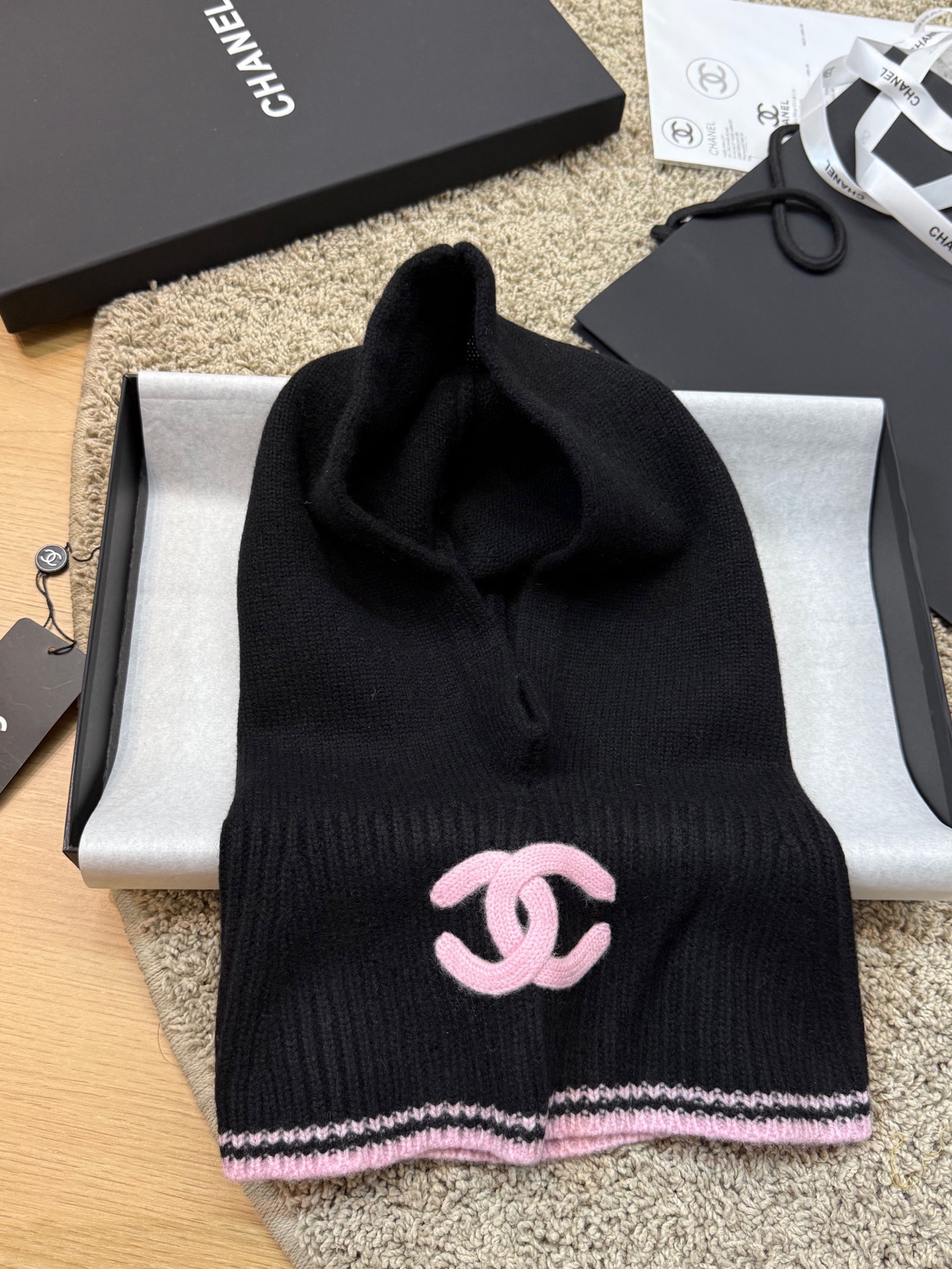 NO:336325,[2025 New Product | Xiang Grandma Soft Velvet Product] Use delicate cashmere to make winter elegance, and the new head-and-roll neck cover interprets Chanel's classic aesthetics. Select high-quality cashmere, the touch is as gentle as a cloud, the double-layer weaving locks in warmth, and the windproof neck protection is not lost. The exquisite mixed color lines embellish the small logo, and the details show the French lazy and exquisiteness. Easily enhance the layering of the coat and suit style. No need for complicated matching, go out immediately with one set and one stroke, taking into account the lazy and fashionable and practical wear temperature. This winter, let Chanel gently wrap every moment of your cashmere, average scarf, ordinary scarf, chanel, business suit19860909【2025新品｜香奶奶软绒臻品】 以细腻羊绒织就冬日优雅,全新套头脖套诠释香奈儿经典美学.甄选高品质山羊绒,触感如云朵般轻柔,双层编织锁住温暖,防风护颈不失轻盈.精致混色线条点缀小logo标,细节处尽显法式慵懒精致. 轻松提升大衣、西装造型层次感.无需繁复搭配,一套一捋即刻出门,兼顾慵懒时髦与实穿温度.这个冬天,让香奈儿温柔包裹你的每一刻.羊绒,均码普通围巾,普通围巾,chanel,business suit,scarf