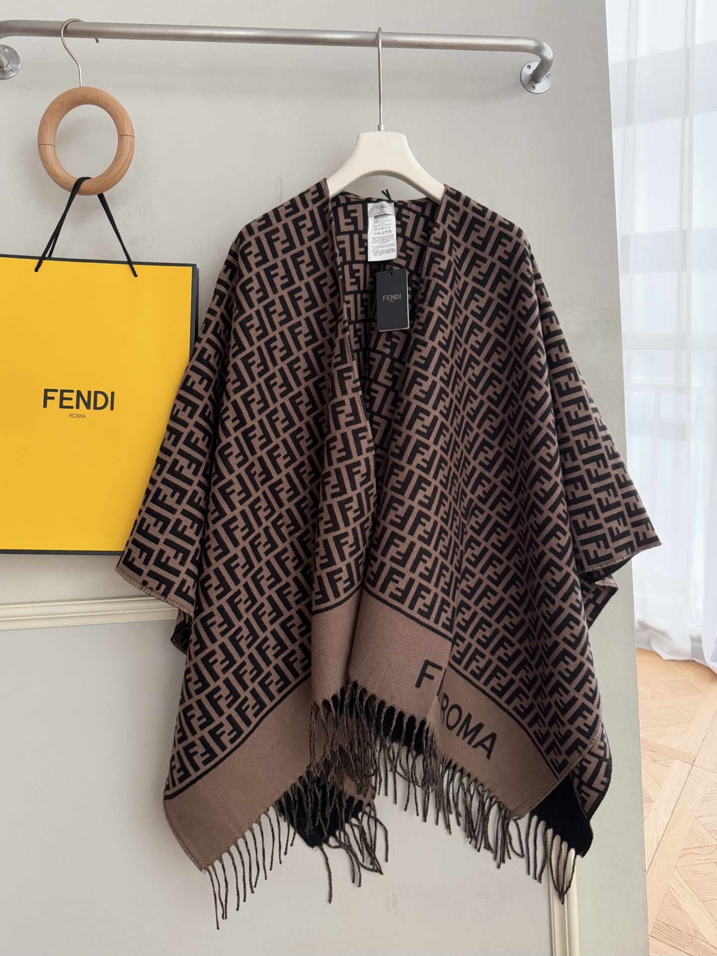 NO:586721,This classic old-fashioned style still looks good after 10 years. It is not easy to become outdated if you are not picky. Fendi FENDI new style. Wool and cashmere blended cape, decorated with full-width ivory white and beige jacquard FF pattern. The contrasting color bottom is embellished with the F family Roma logo and decorated with tassels. Fabric wool cashmere blend. Size 140*140 ordinary scarf, ordinary scarf, fendi, fendi, fendi19860909批这种经典的老花款式 10年后还是很好看,不挑人不容易过时 芬迪FENDI新款.羊毛和羊绒混纺斗篷,饰有全幅象牙白和米色提花FF图案.对比色底面缀有F家Roma标志,采用流苏装饰 面料羊毛羊绒混纺 尺寸140*140普通围巾,普通围巾,fendi,fendi,fendi,scarf