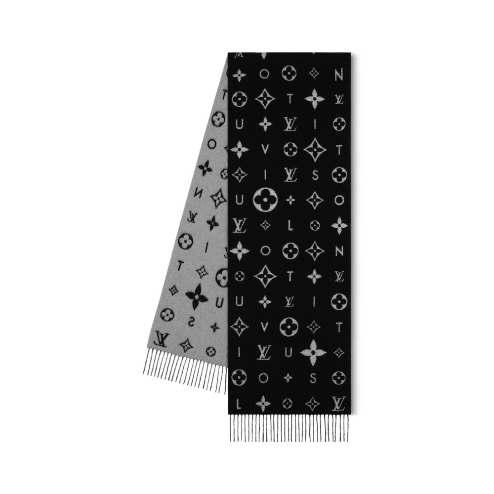 NO:586820,The first Reykjavik 2.0 scarf is soft cashmere marked with Monogram flowers and LV letters, embellished with a single letter of the brand name, renewing the classic with a modern style. The extended design is suitable for wrapping around the neck, and can also be used as a balaclava. 65*180 cm (excluding tassels), cashmere Monogram pattern tassel trim ordinary scarf, ordinary scarf, louis vuitton, hats19860909批 Reykjavik 2.0 围巾为柔软山羊绒标注 Monogram 花卉和 LV 字母,其间点缀品牌名称的单一字母,以摩登风姿焕新经典.加长设计适宜环绕颈部,亦可用作巴拉克拉法帽. 65*180厘米（不含流苏）, 山羊绒 Monogram 图案 流苏饰边普通围巾,普通围巾,louis vuitton,hats,scarf
