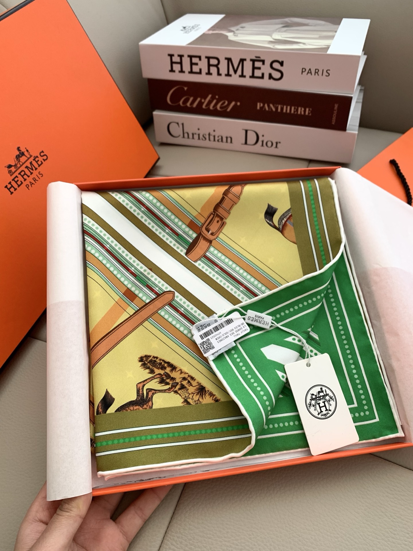爱马仕 Hermès 高定典藏高定典雅桑蚕丝丝巾围巾 #C7BF19DD