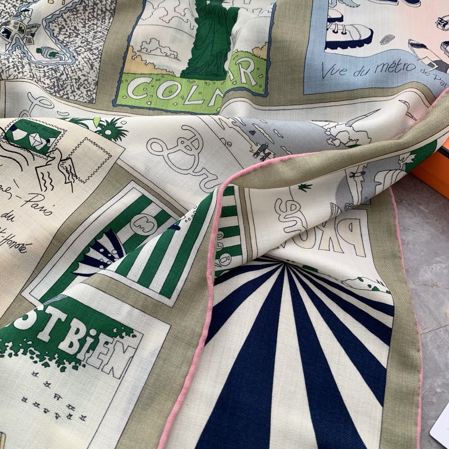 丝绒方巾 爱马仕高奢品 今年的大黑马 【H乐享天地】 上新💞双面佩戴!双面同色!手工卷边山羊绒和真丝混纺披肩 这款 丝绒方巾 爱马仕高奢品 今年的大黑马 【H乐享天地】 上新💞双面佩戴!双面同色!手工卷边山羊绒和真丝混纺披肩 这款
