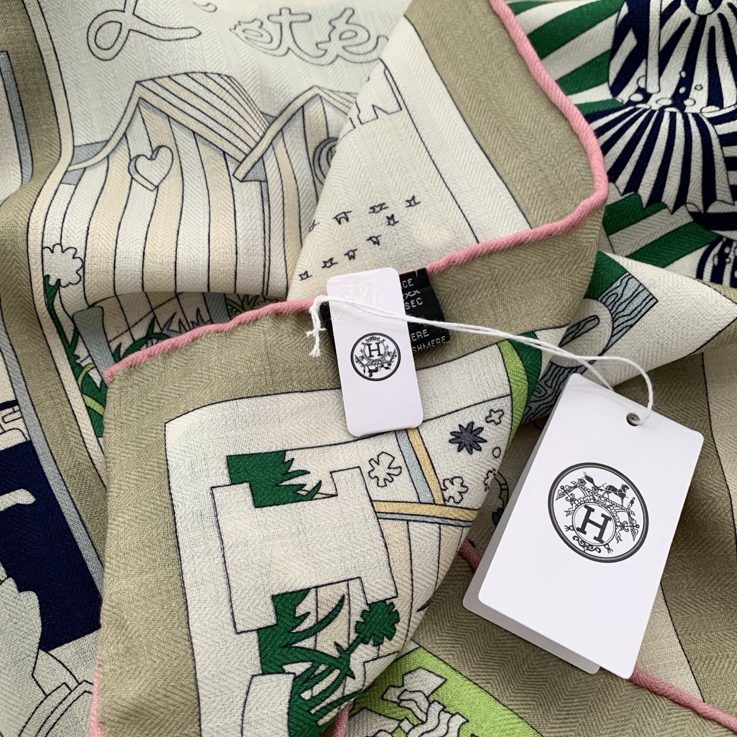 丝绒方巾 爱马仕高奢品 今年的大黑马 【H乐享天地】 上新💞双面佩戴!双面同色!手工卷边山羊绒和真丝混纺披肩 这款 丝绒方巾 爱马仕高奢品 今年的大黑马 【H乐享天地】 上新💞双面佩戴!双面同色!手工卷边山羊绒和真丝混纺披肩 这款