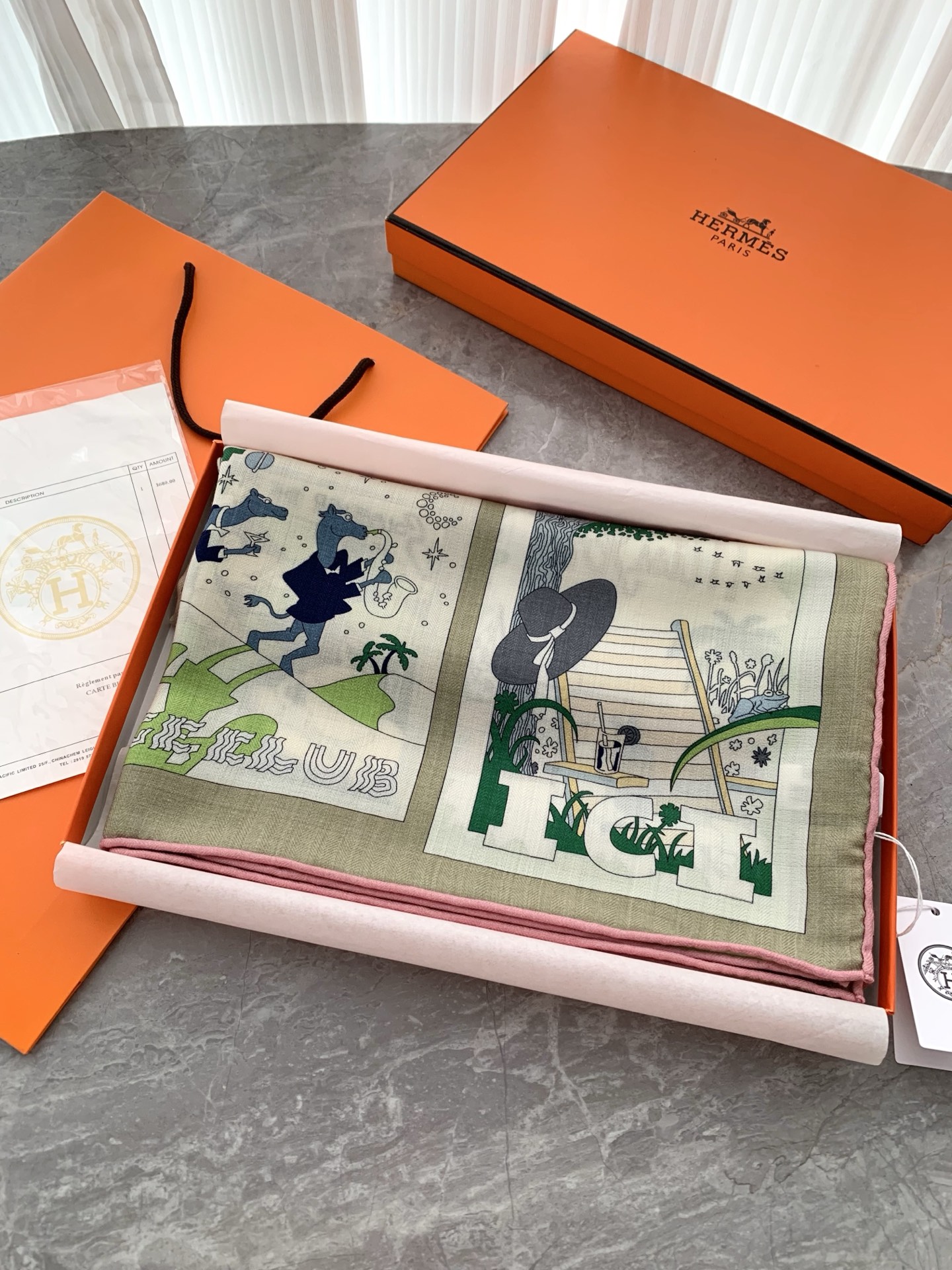 丝绒方巾 爱马仕高奢品 今年的大黑马 【H乐享天地】 上新💞双面佩戴!双面同色!手工卷边山羊绒和真丝混纺披肩 这款 丝绒方巾 爱马仕高奢品 今年的大黑马 【H乐享天地】 上新💞双面佩戴!双面同色!手工卷边山羊绒和真丝混纺披肩 这款